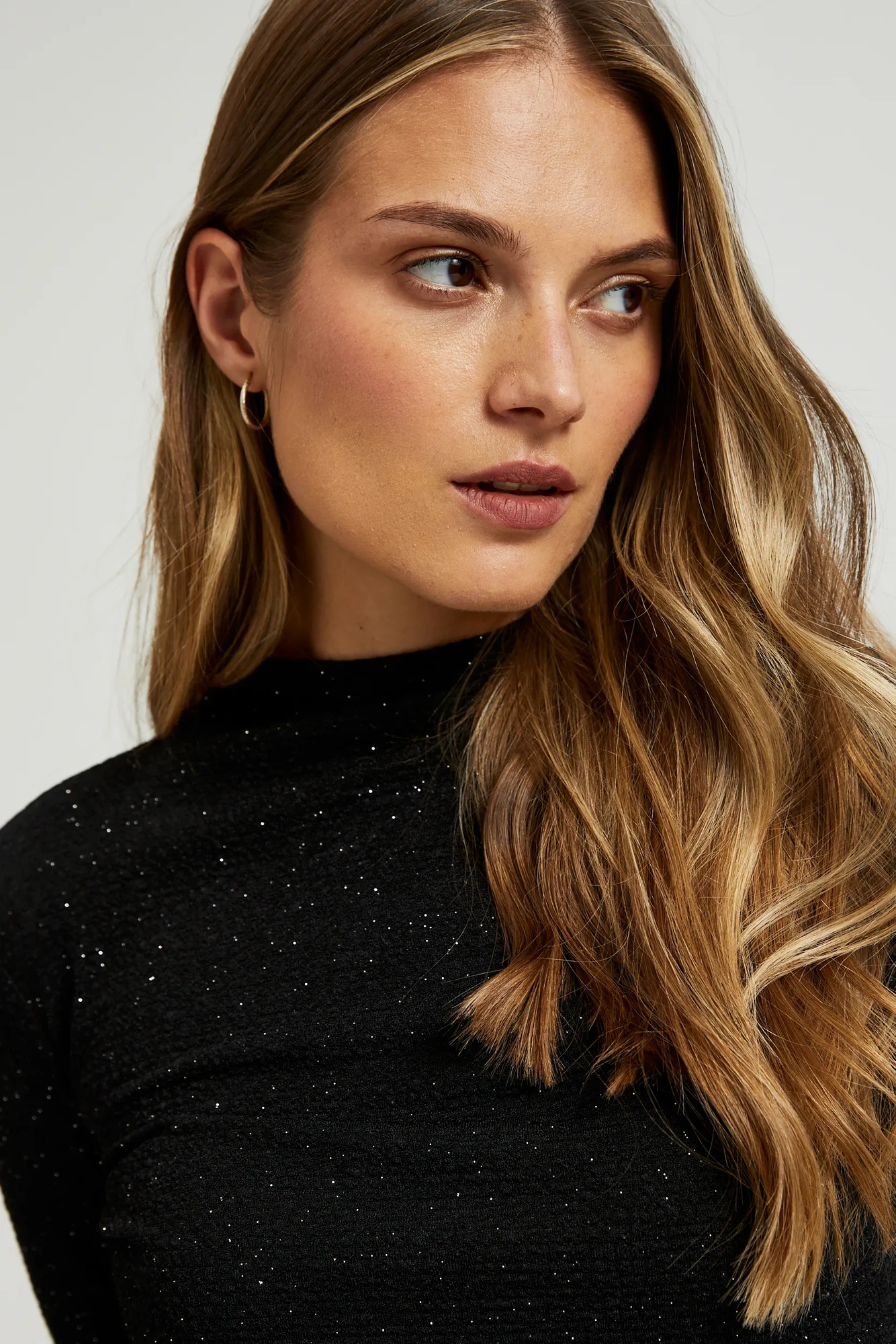 Czarna bluzka z metaliczną nitką