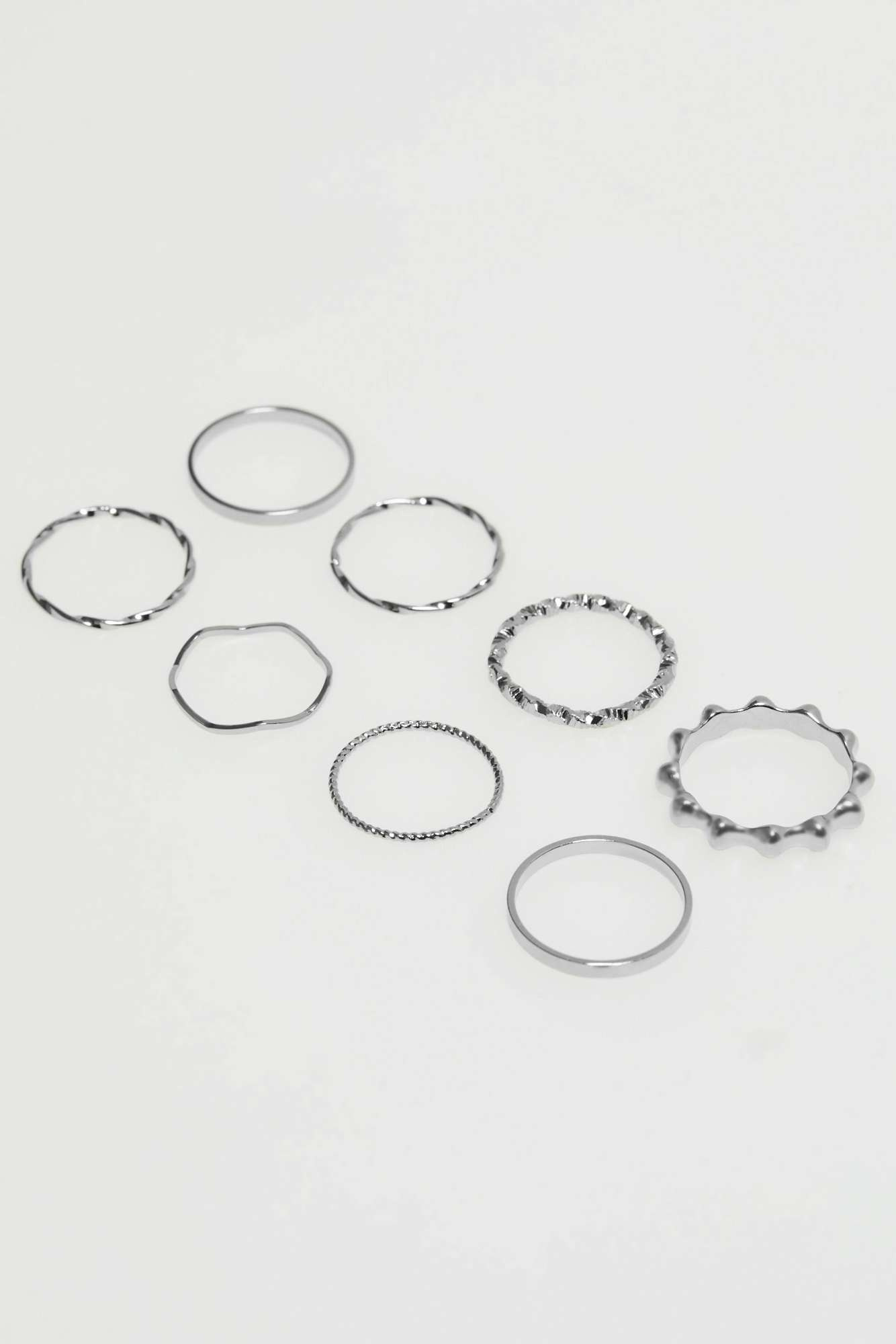 Zestaw delikatnych pierścionków w kolorze srebrnym