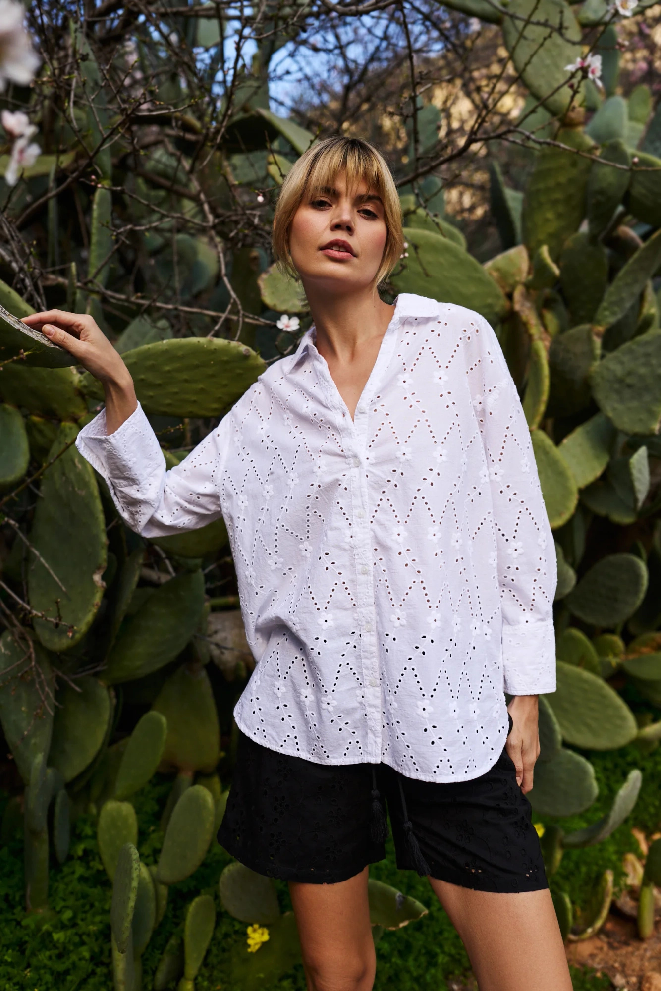 Ażurowa koszula biała