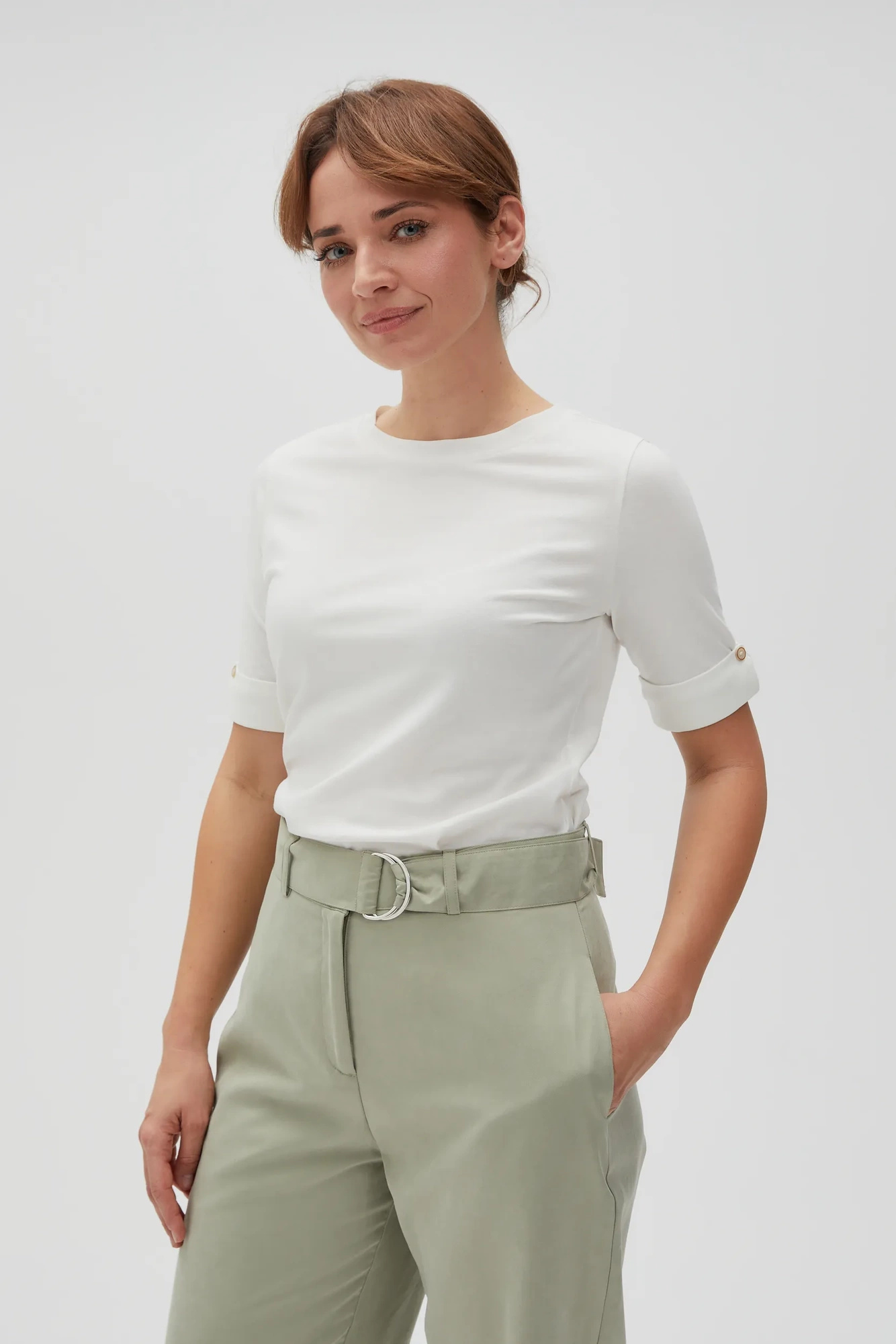 Gładki t-shirt z podwijanymi rękawami biały