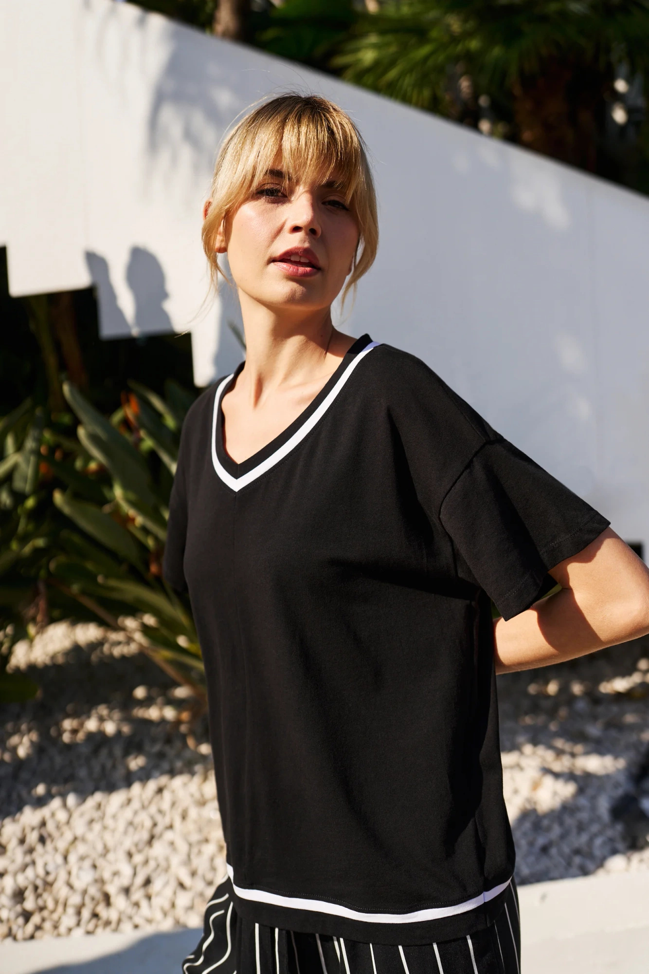 Bawełniana bluzka z dekoltem w serek czarna