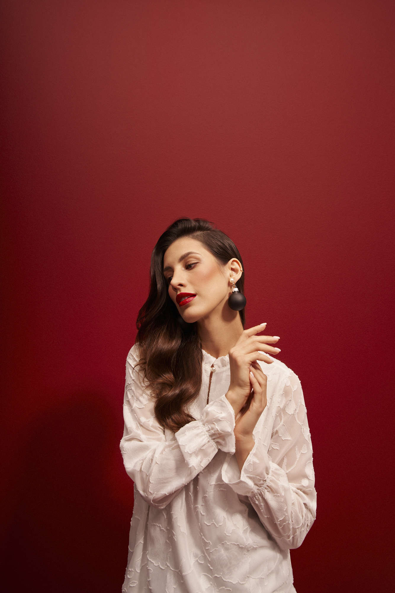 Biała koszula z ażurowymi rękawami