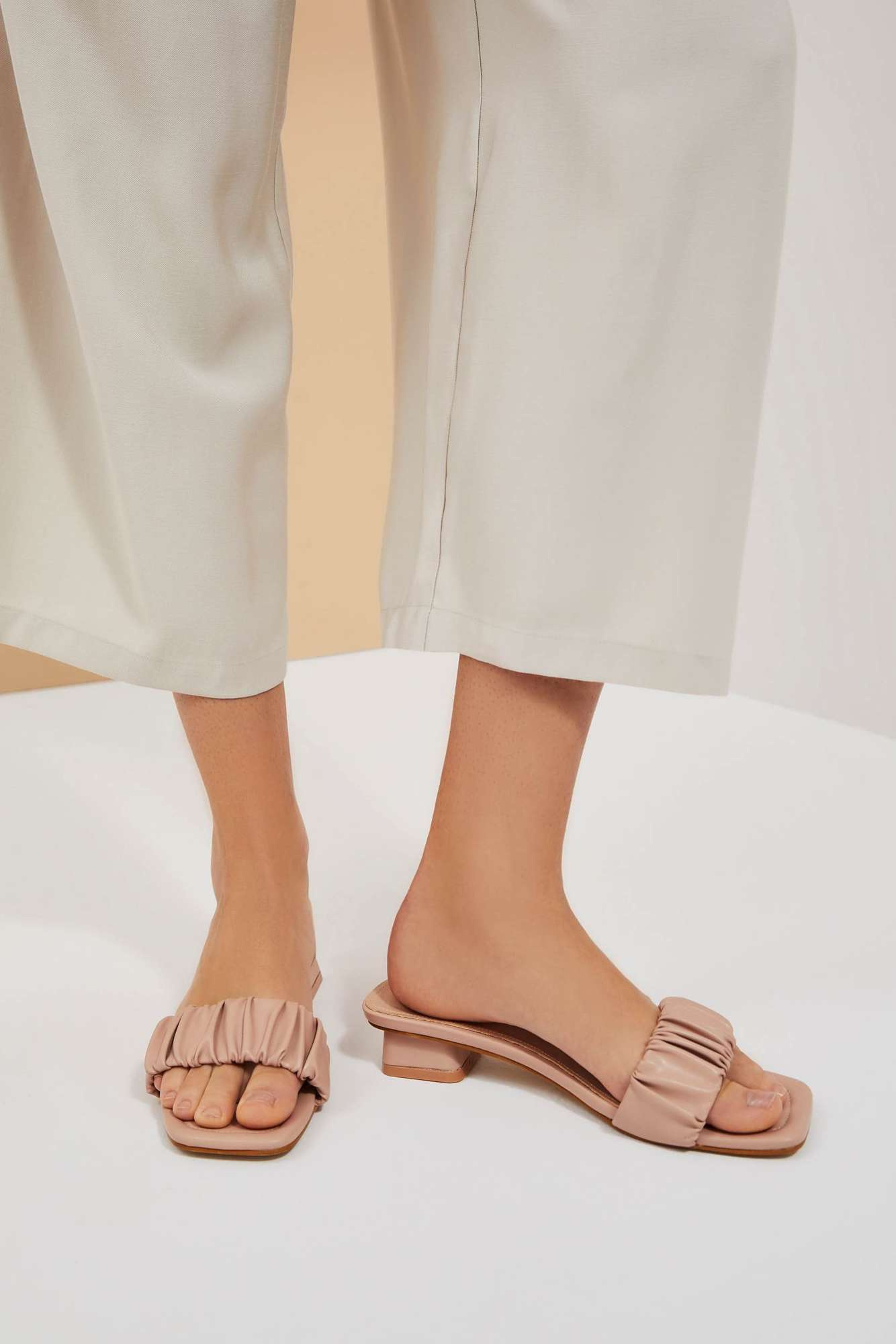 Klapki ze skóry ekologicznej malinowe