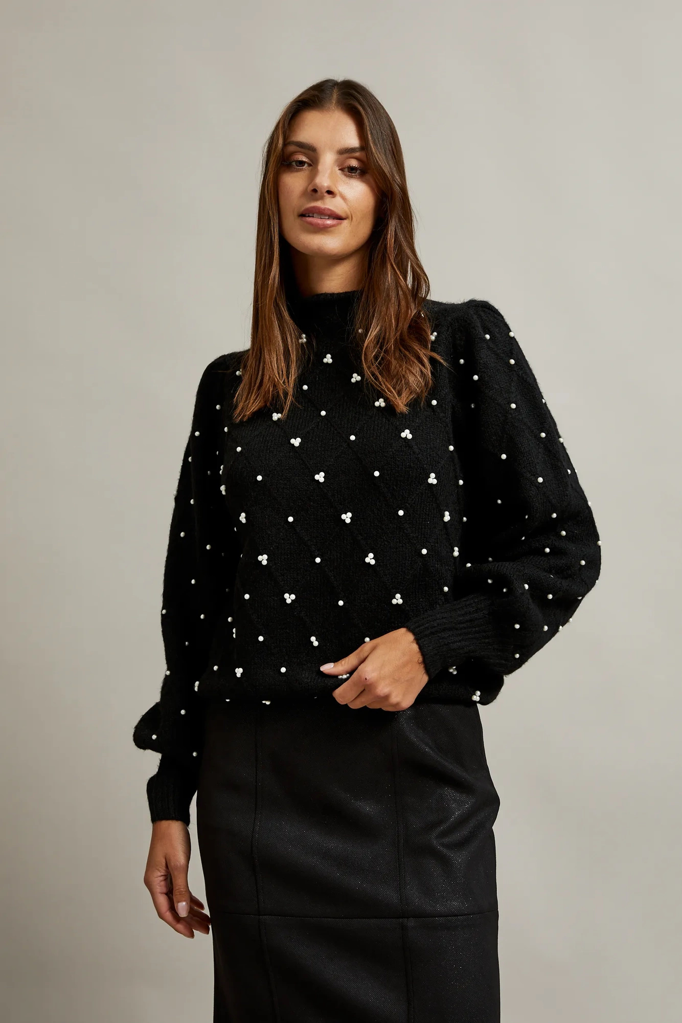 Sweter ozdobiony koralikami czarny