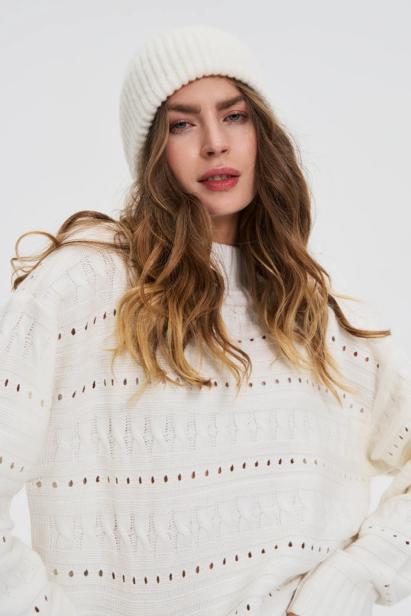 Czapka z dodatkiem wełny biała