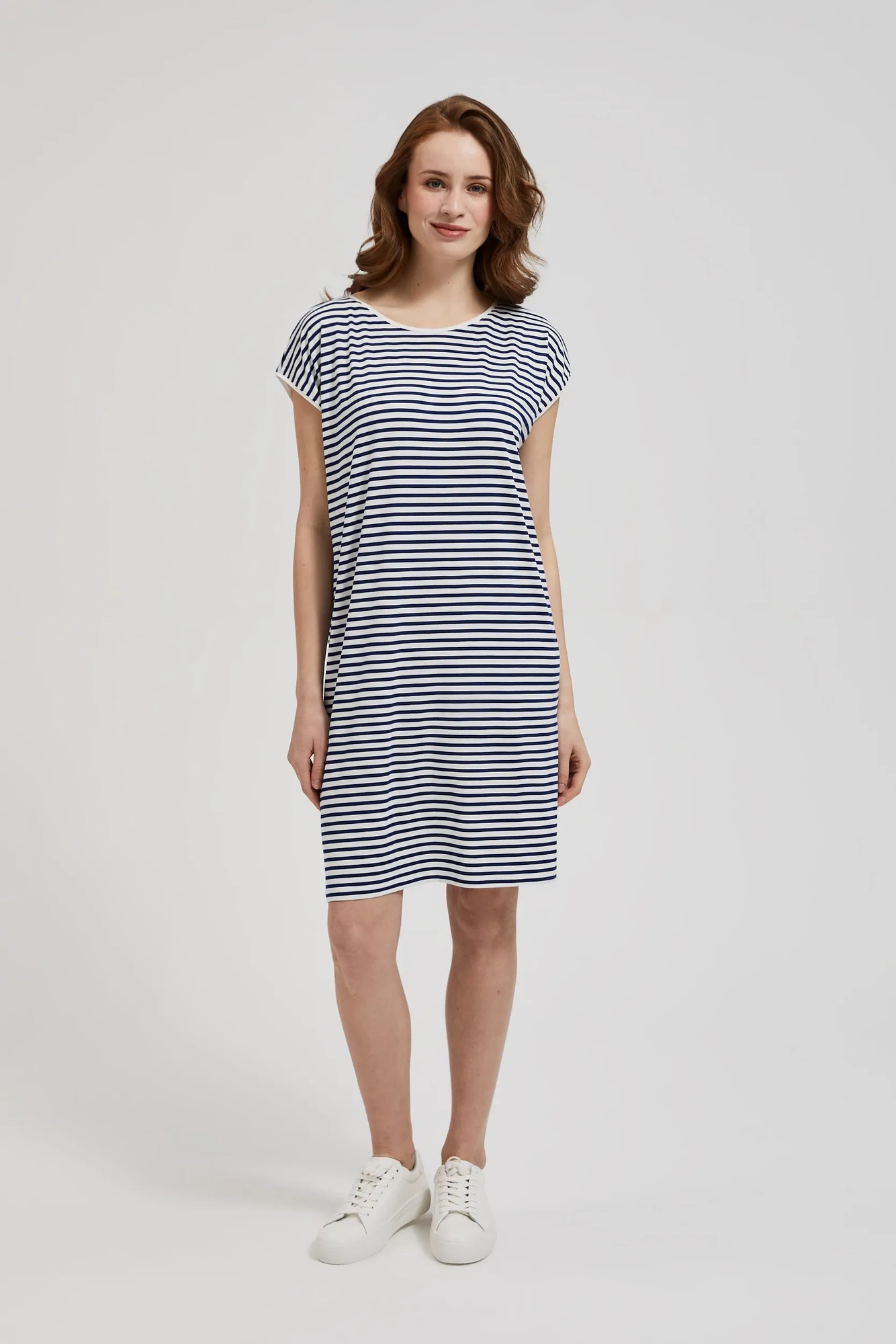 Sukienka w paski o długości przed kolano biało-niebieska