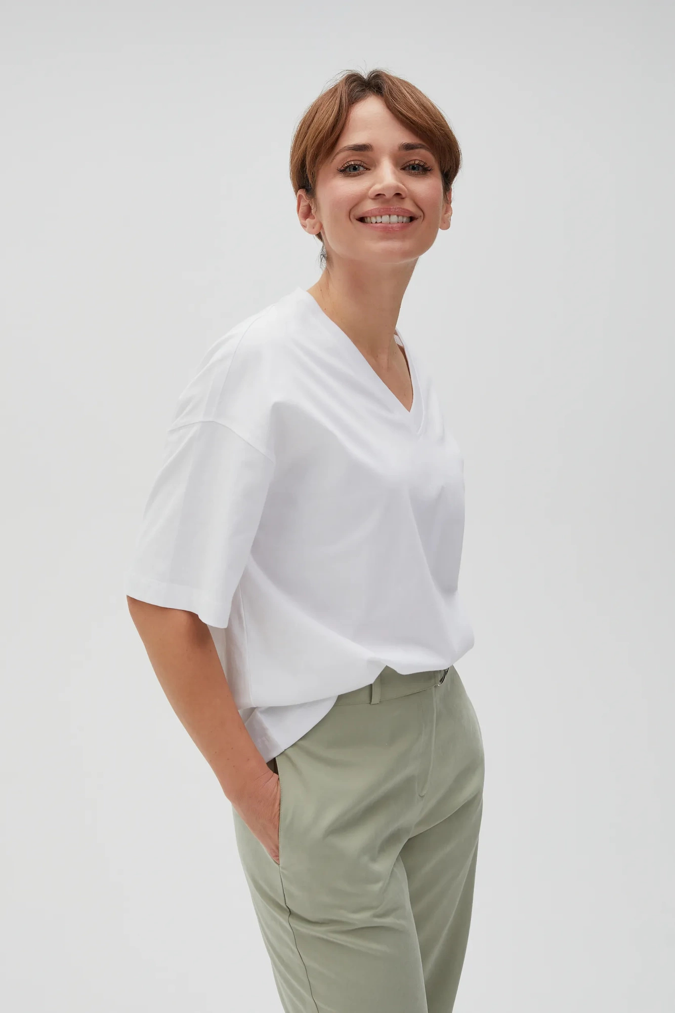 Luźny t-shirt z dekoltem w serek biały