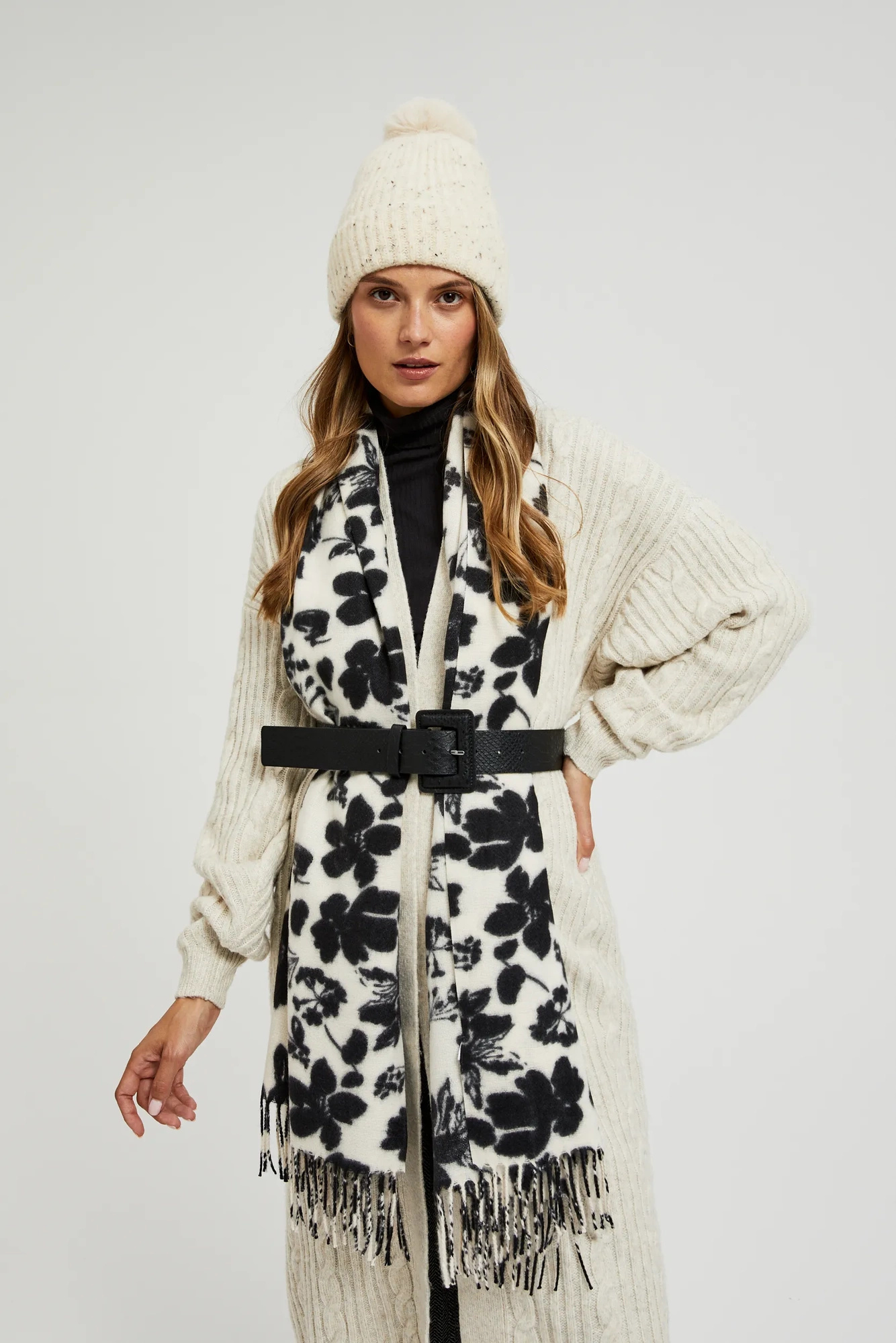 Szalik w kwiaty biały