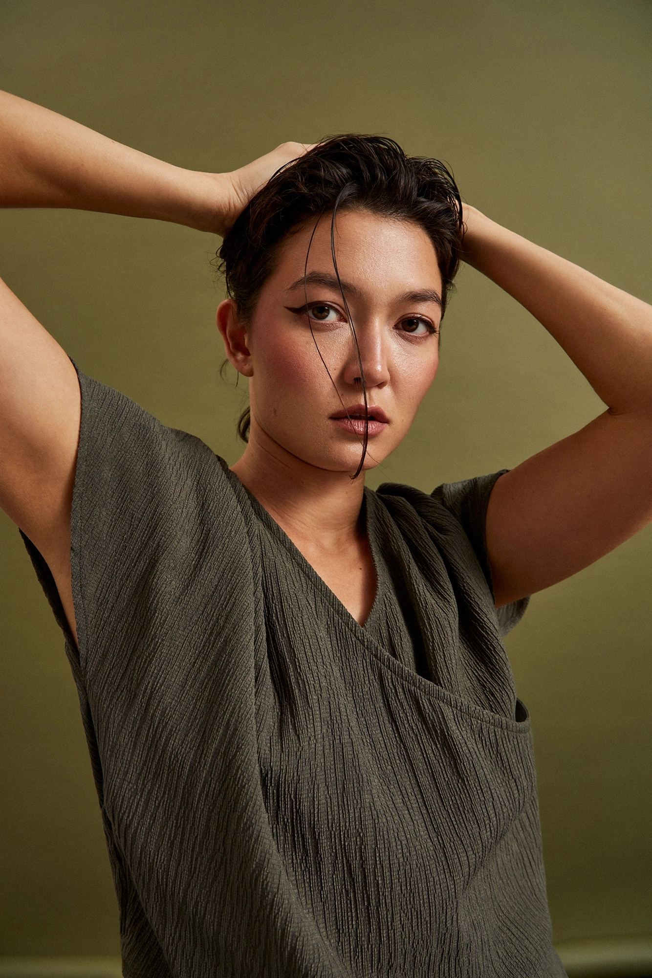 Koszula z dekoltem w serek i krótkimi rękawami oliwkowa