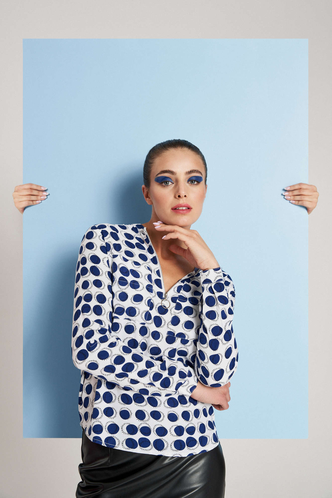 Ozdobna koszula w niebieskie kropki z zamkiem na dekolcie biała
