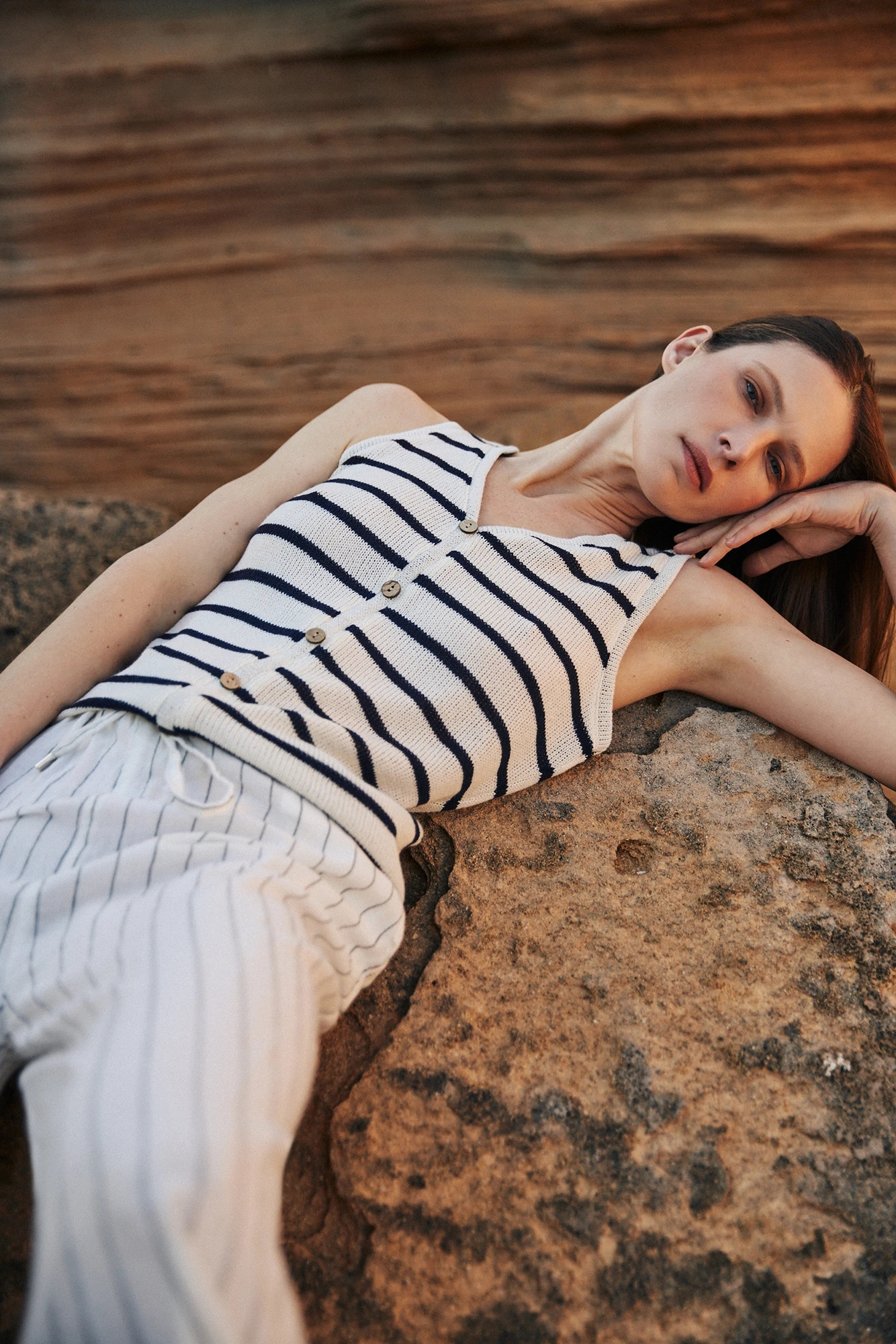 Bluzka w paski z dekoltem w serek i guzikami beżowa