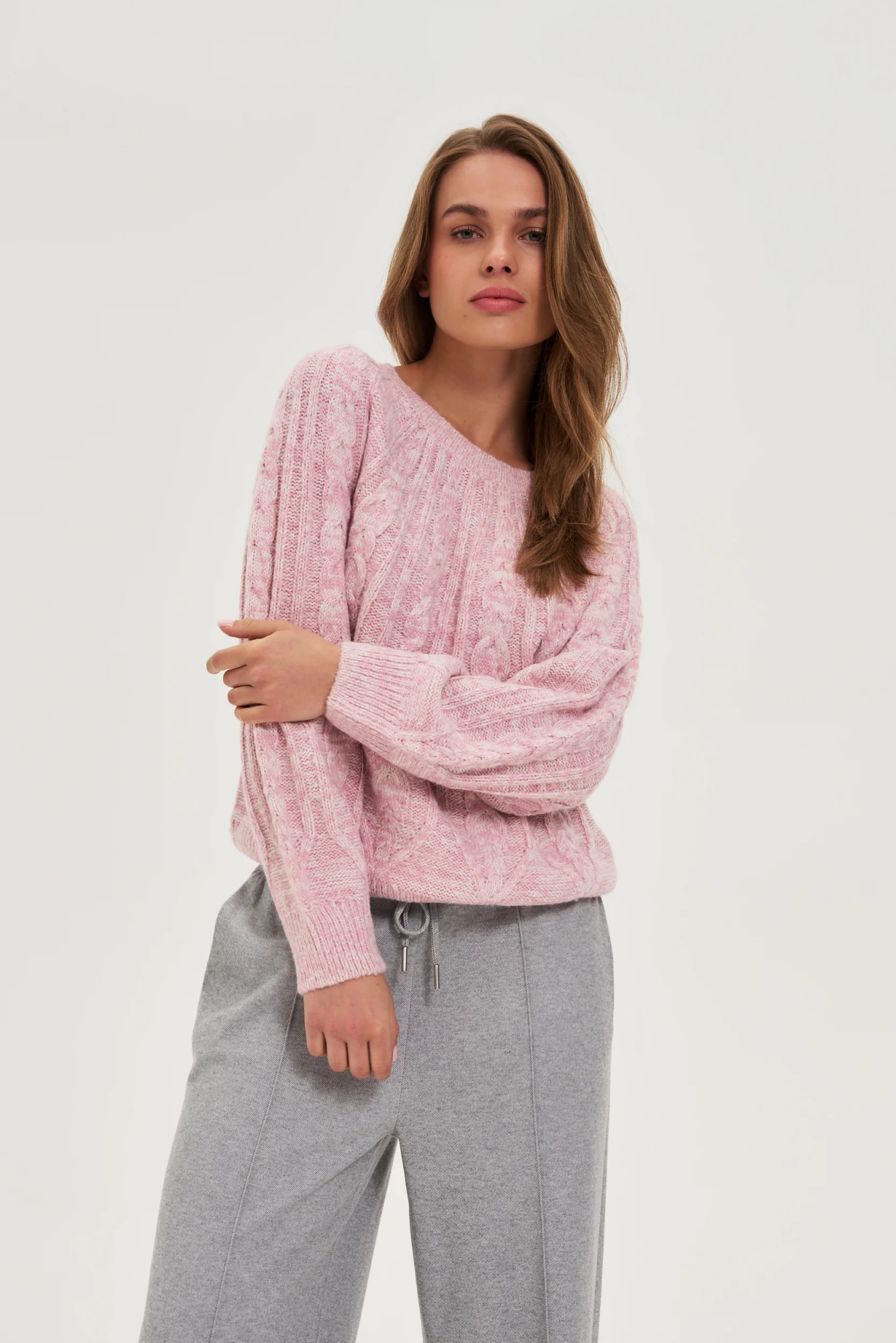 Sweter z ozdobnym splotem różowy