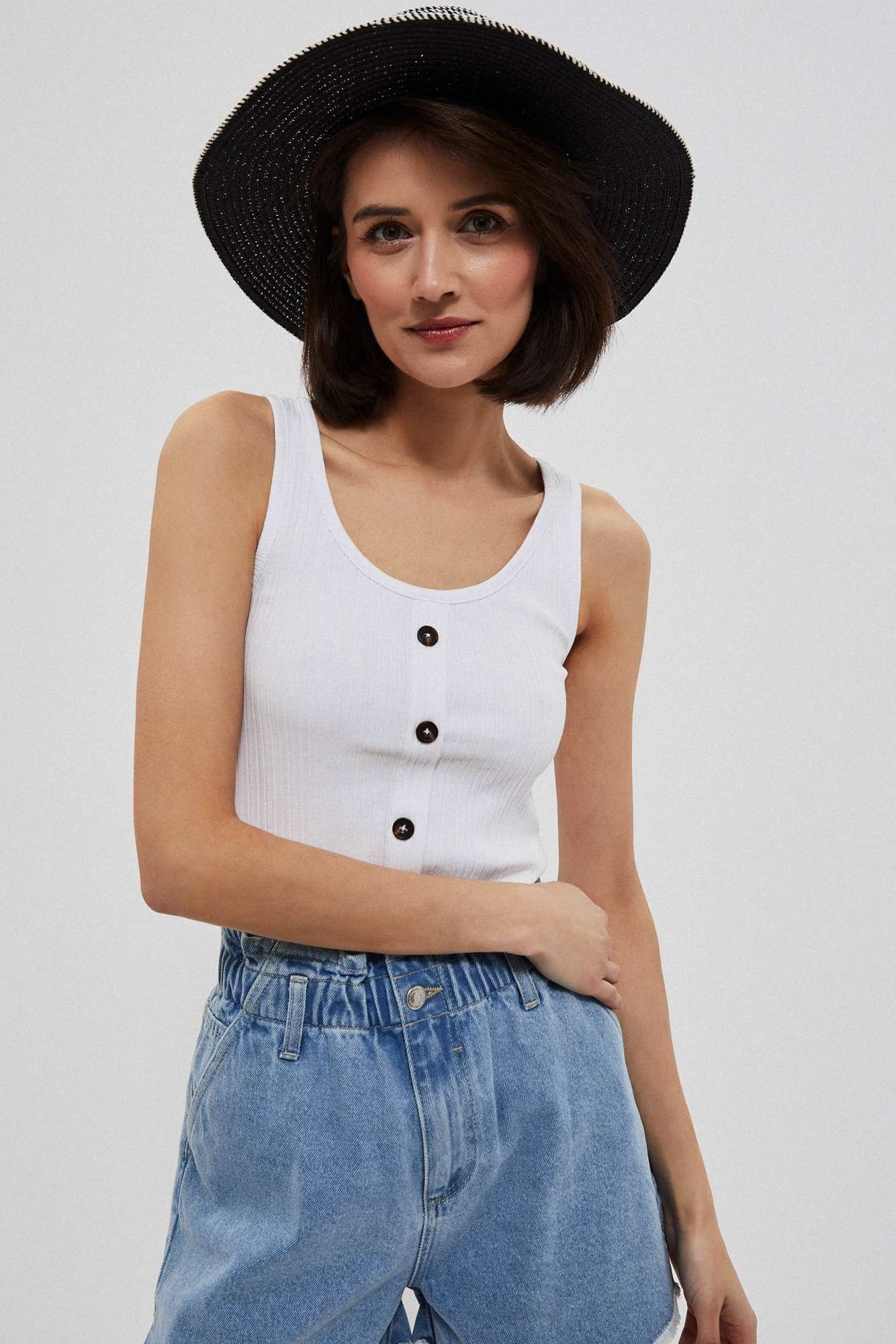 Kapelusz słomkowy z ozdobną tasiemką