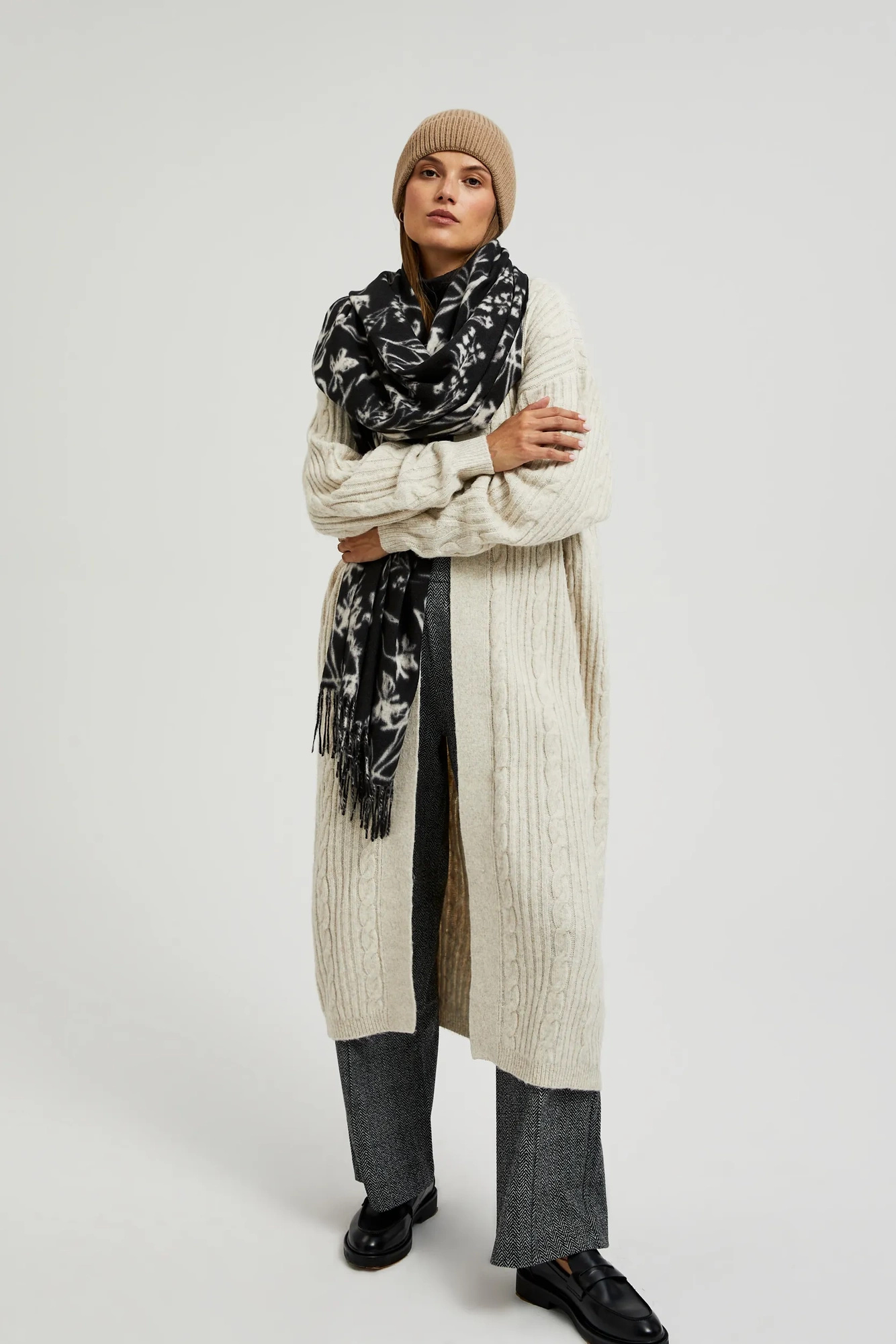 Szalik z wzorem kwiatów czarny