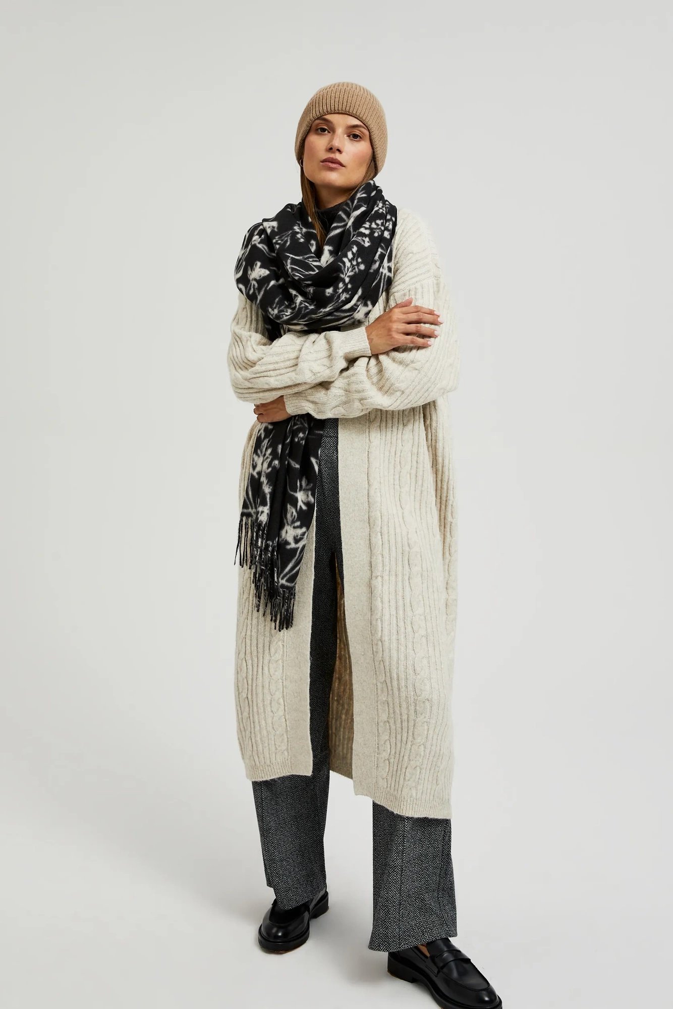 Szalik z wzorem kwiatów czarny