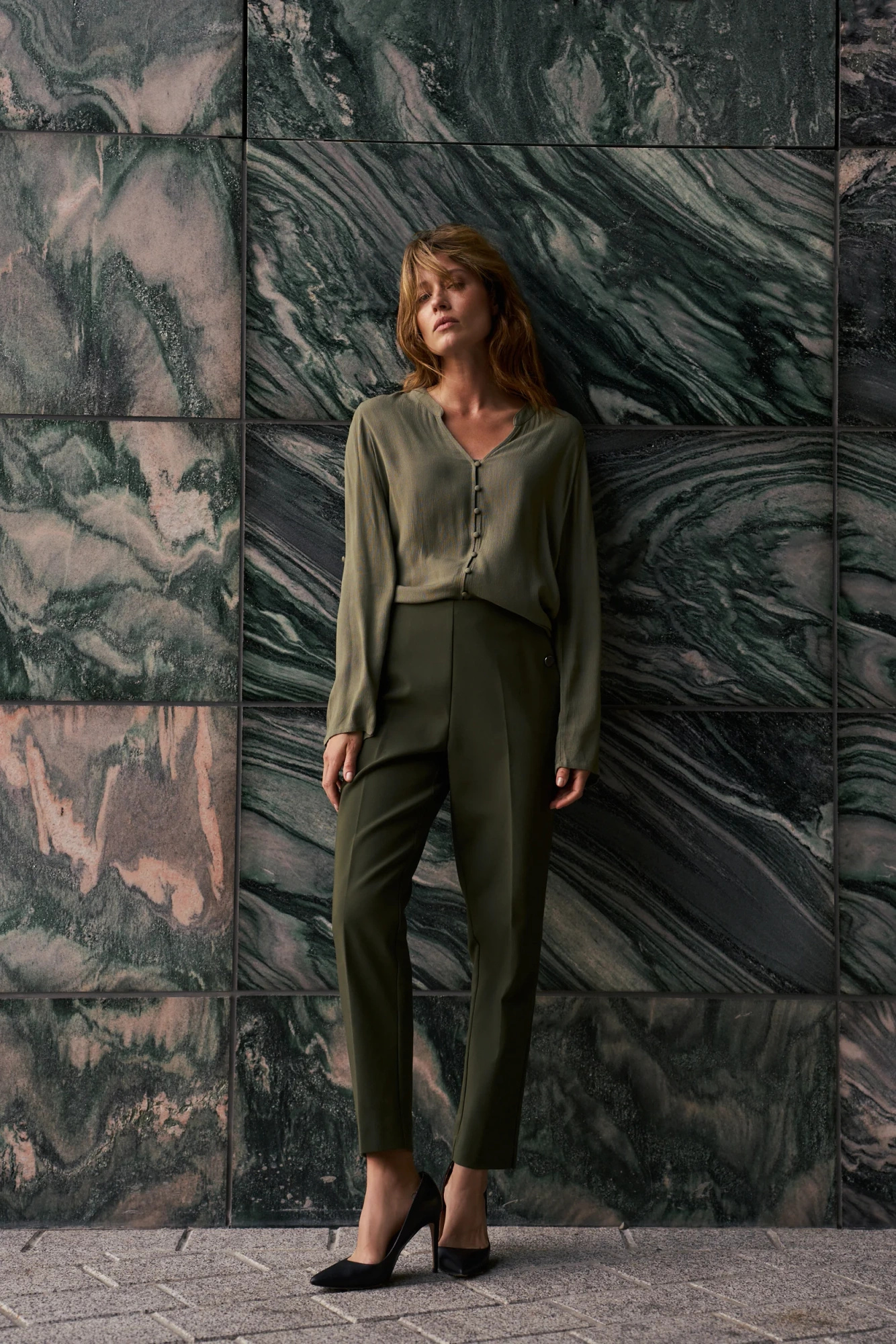 Spodnie cygaretki ciemnooliwkowe