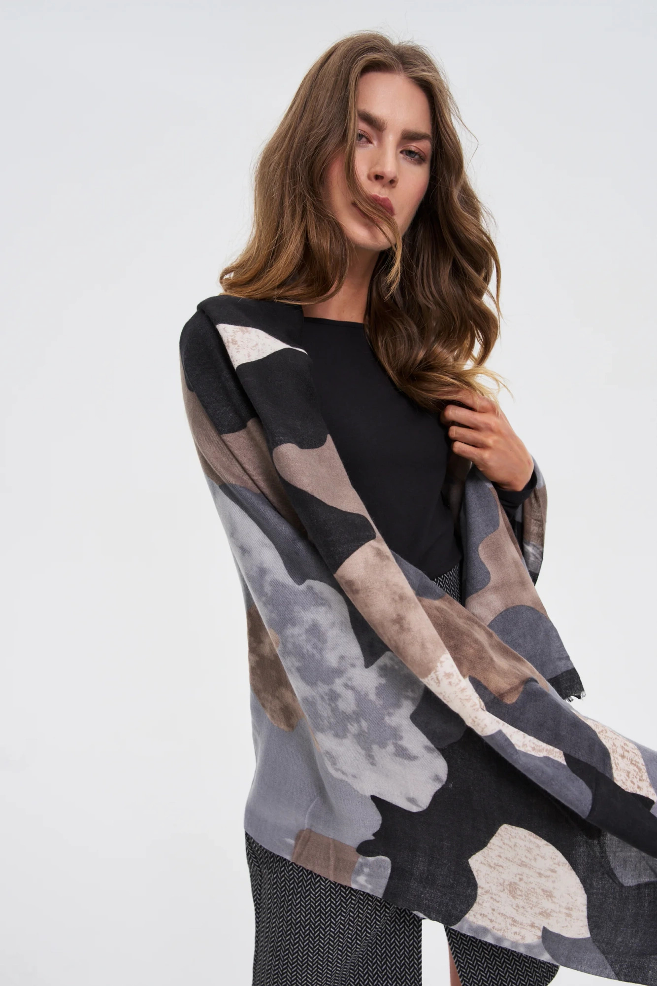 Wzorzysty szal szary