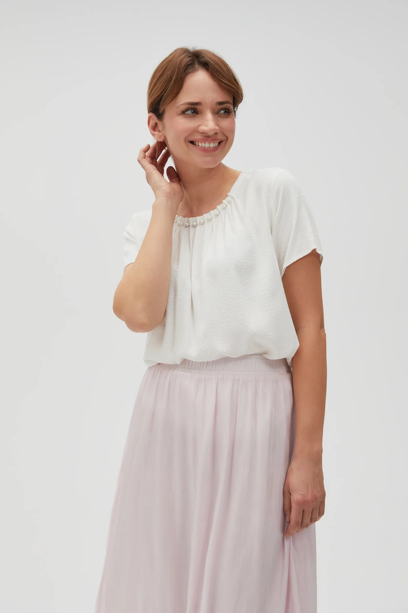 Koszula z ozdobnym dekoltem biała