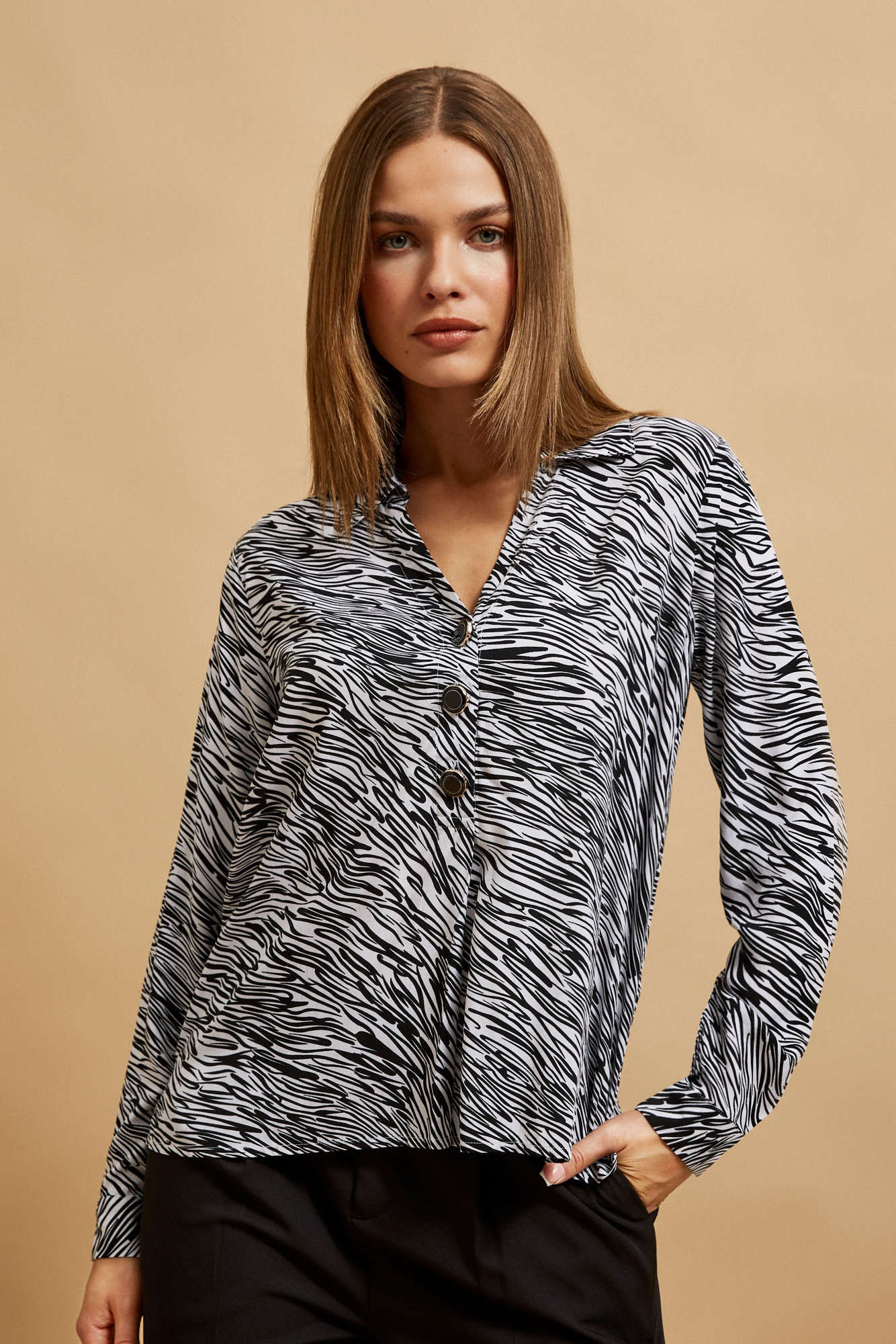 Koszula z dekoltem w serek czarno-biała