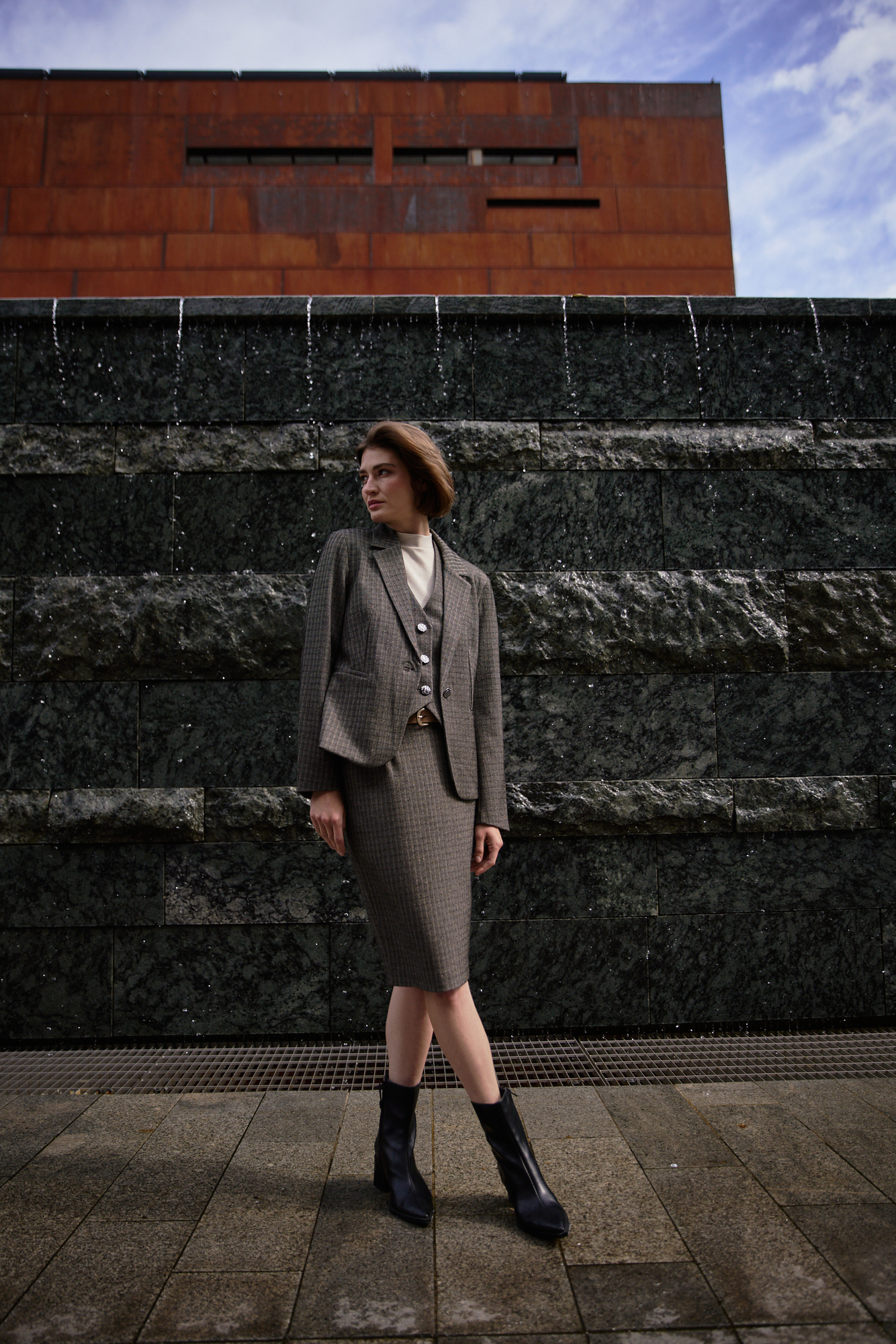 Garnitur w kratkę ciemnobeżowy