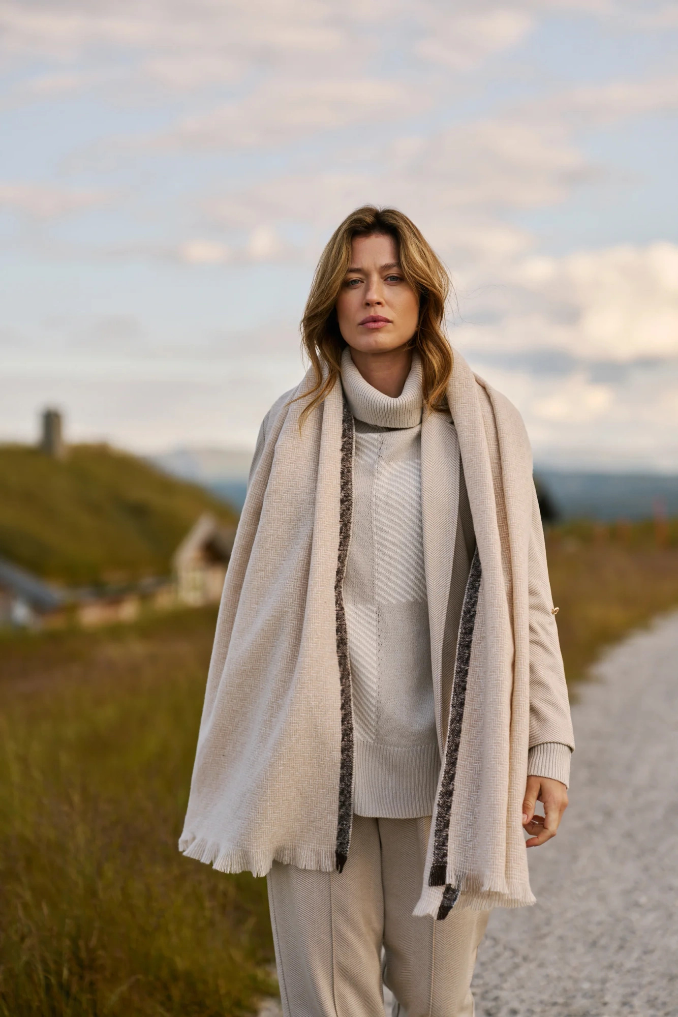 Gładki szal beżowy