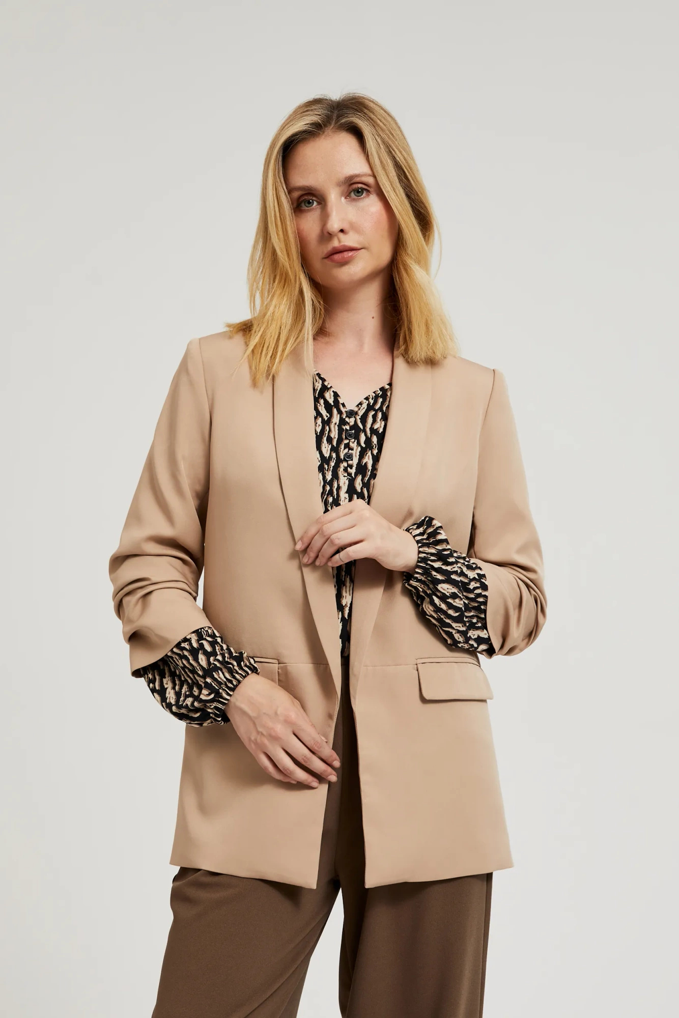 Gładka beżowa marynarka z marszczonymi rękawami 3/4