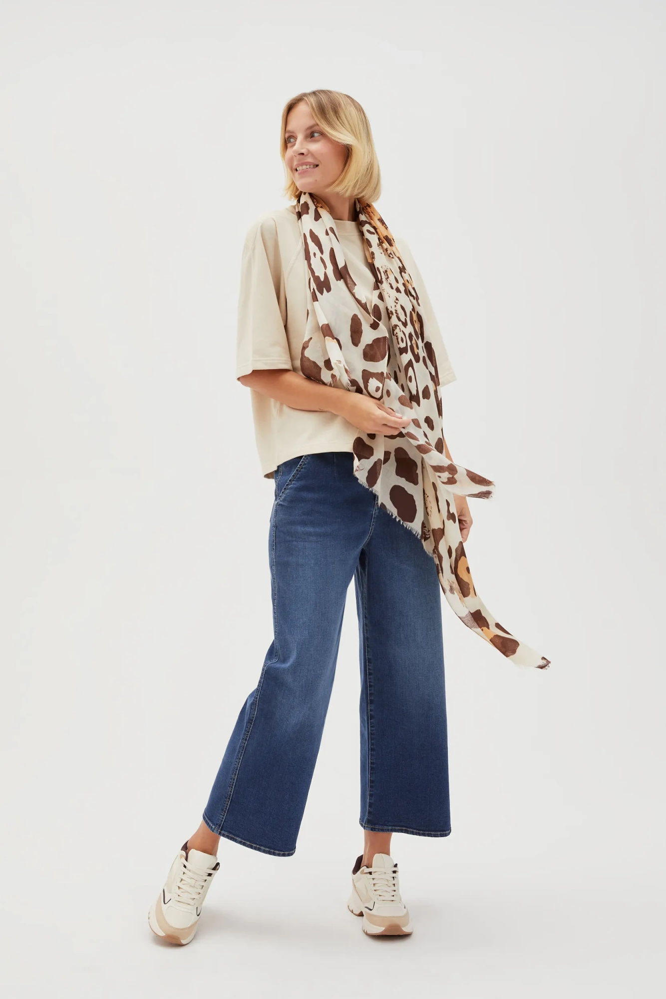 Szal w panterkę beżowy