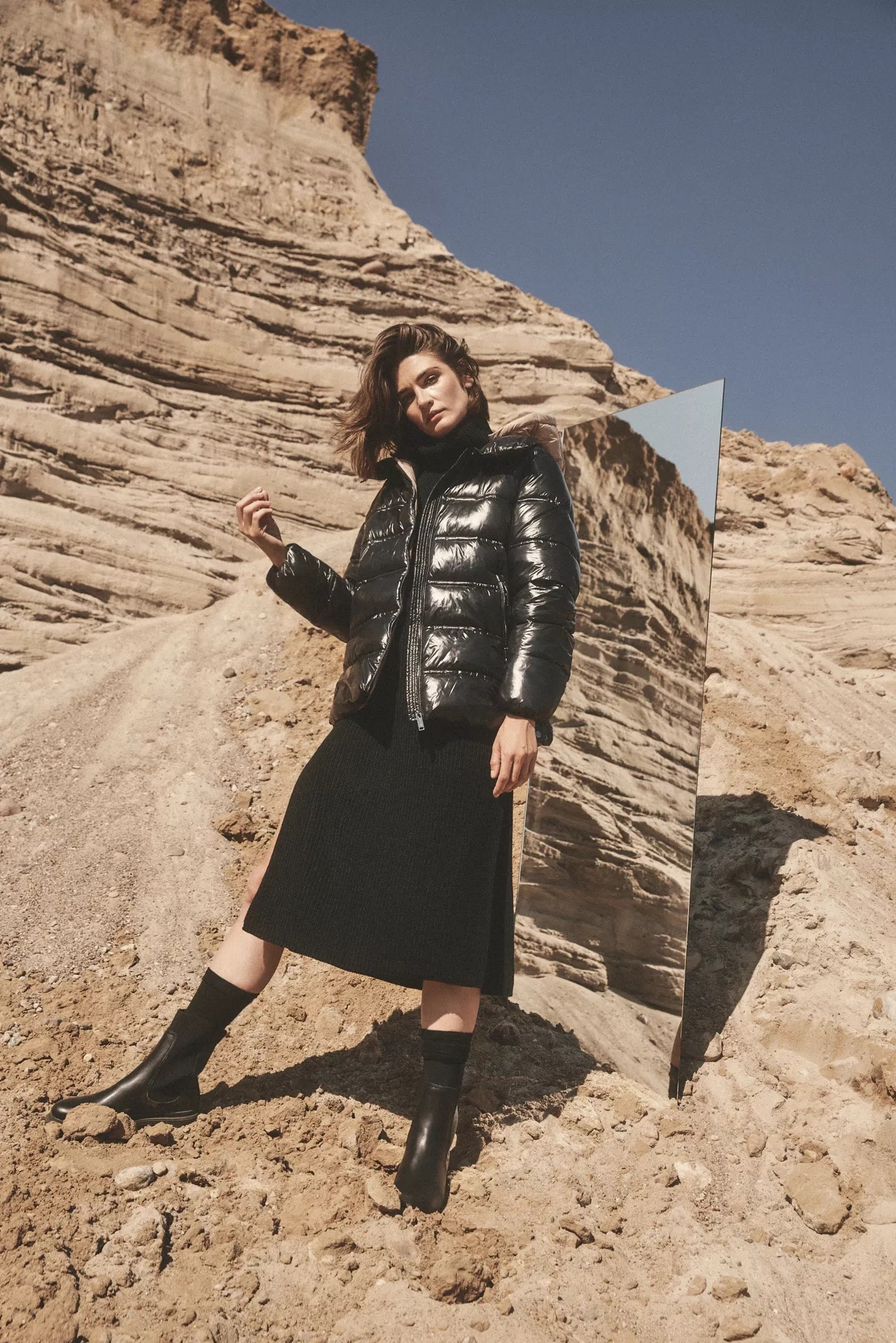 Krótka pikowana czarna kurtka z kapturem