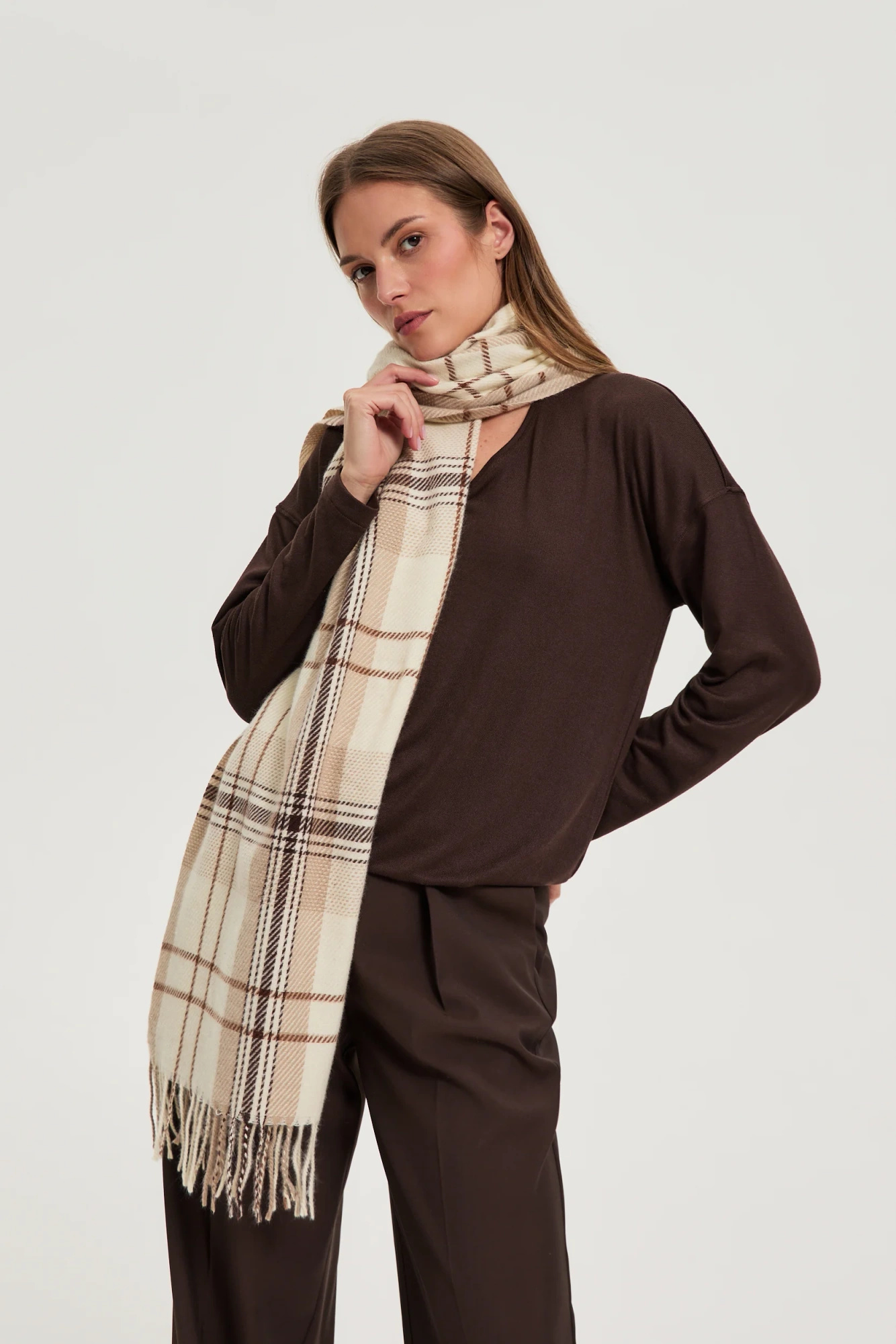 Szal w kratę beżowy