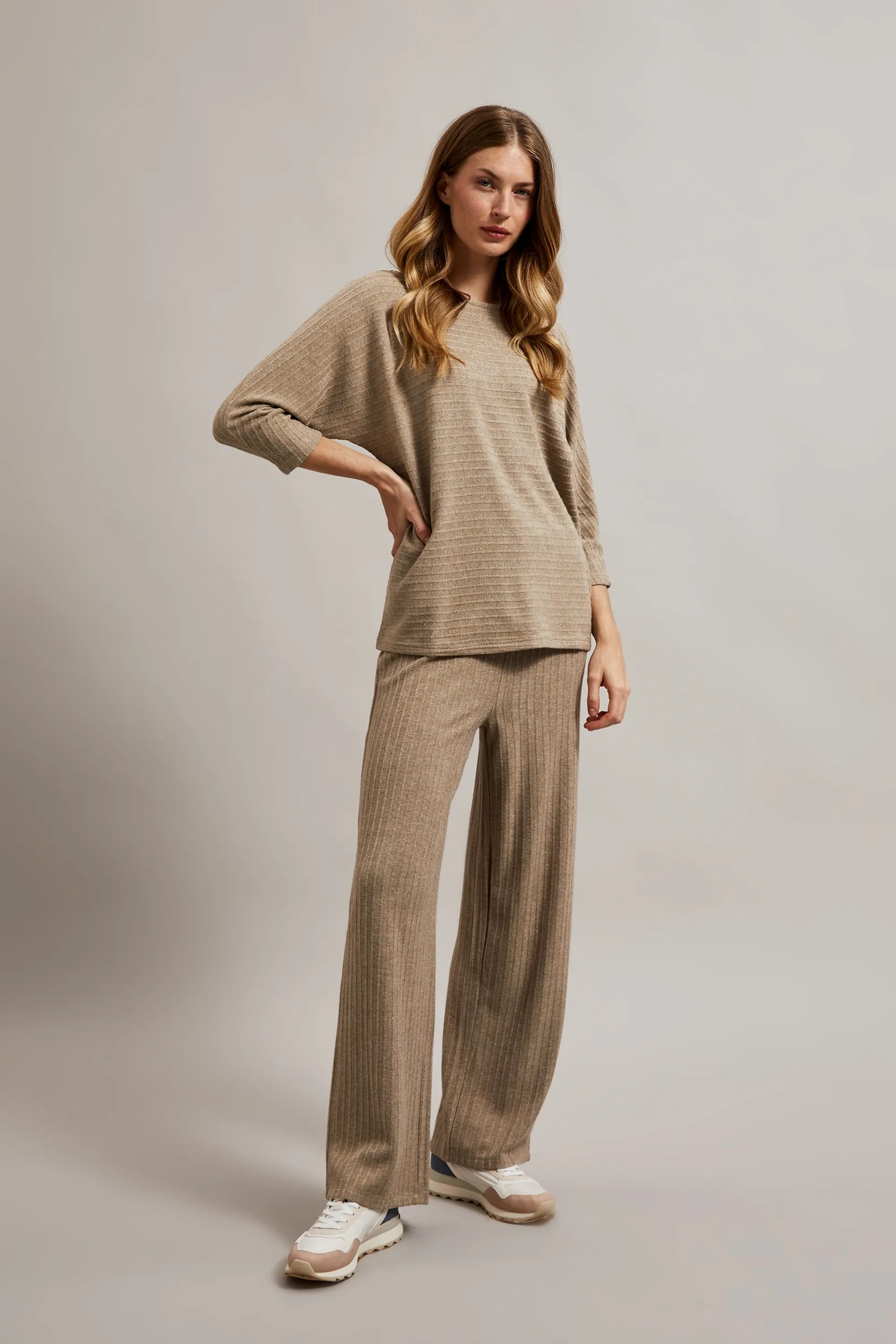 Dzianinowy komplet ozdobiony metaliczną nitką beżowy