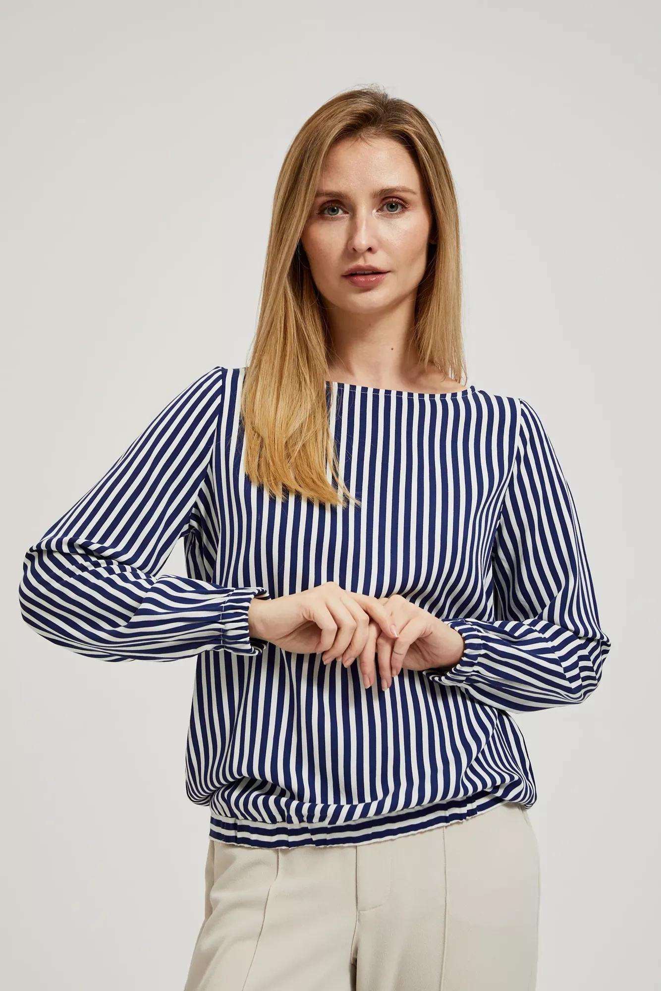 Koszula z okrągłym dekoltem i cienkimi paskami biało-granatowa