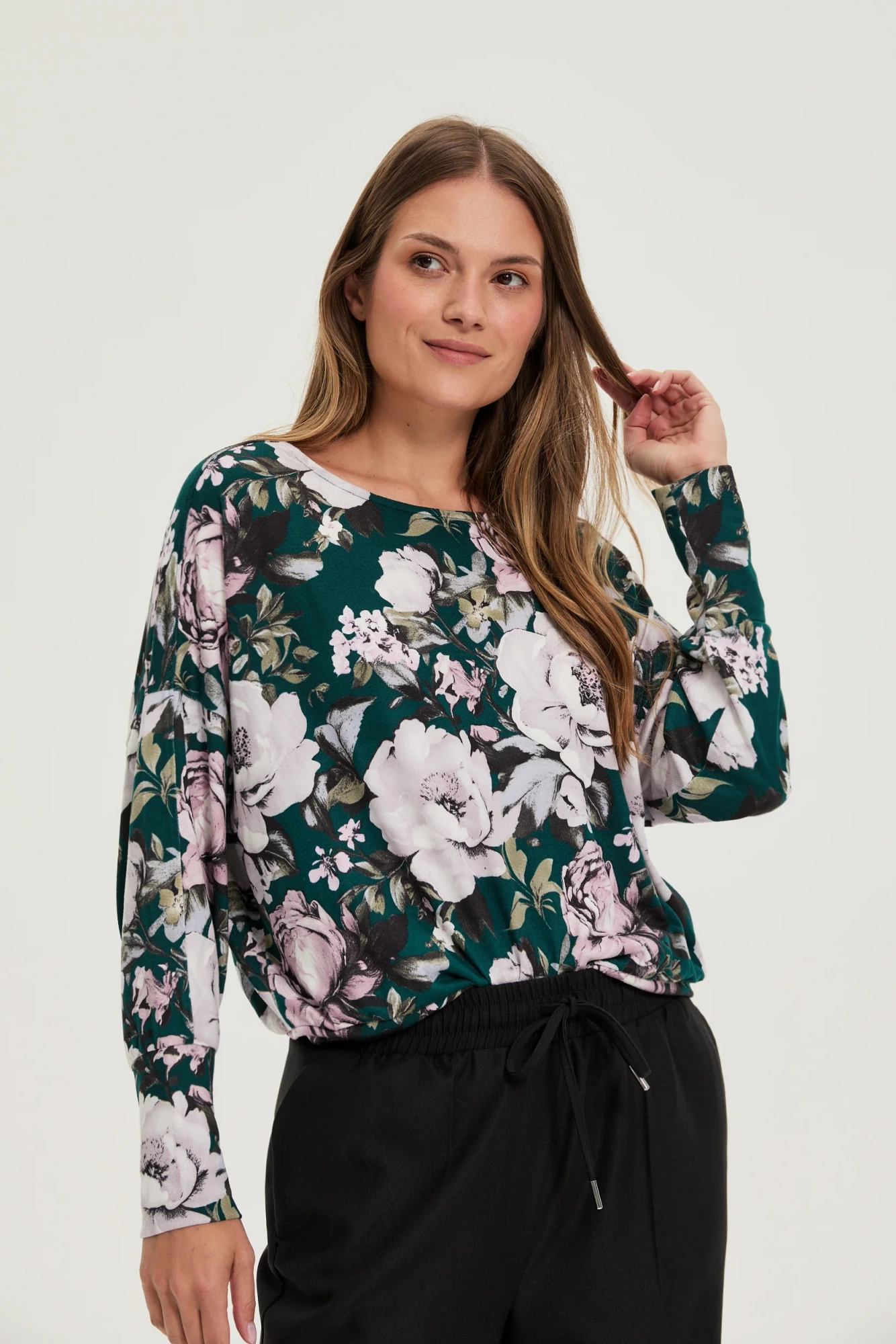 Sweter w kwiaty zielony