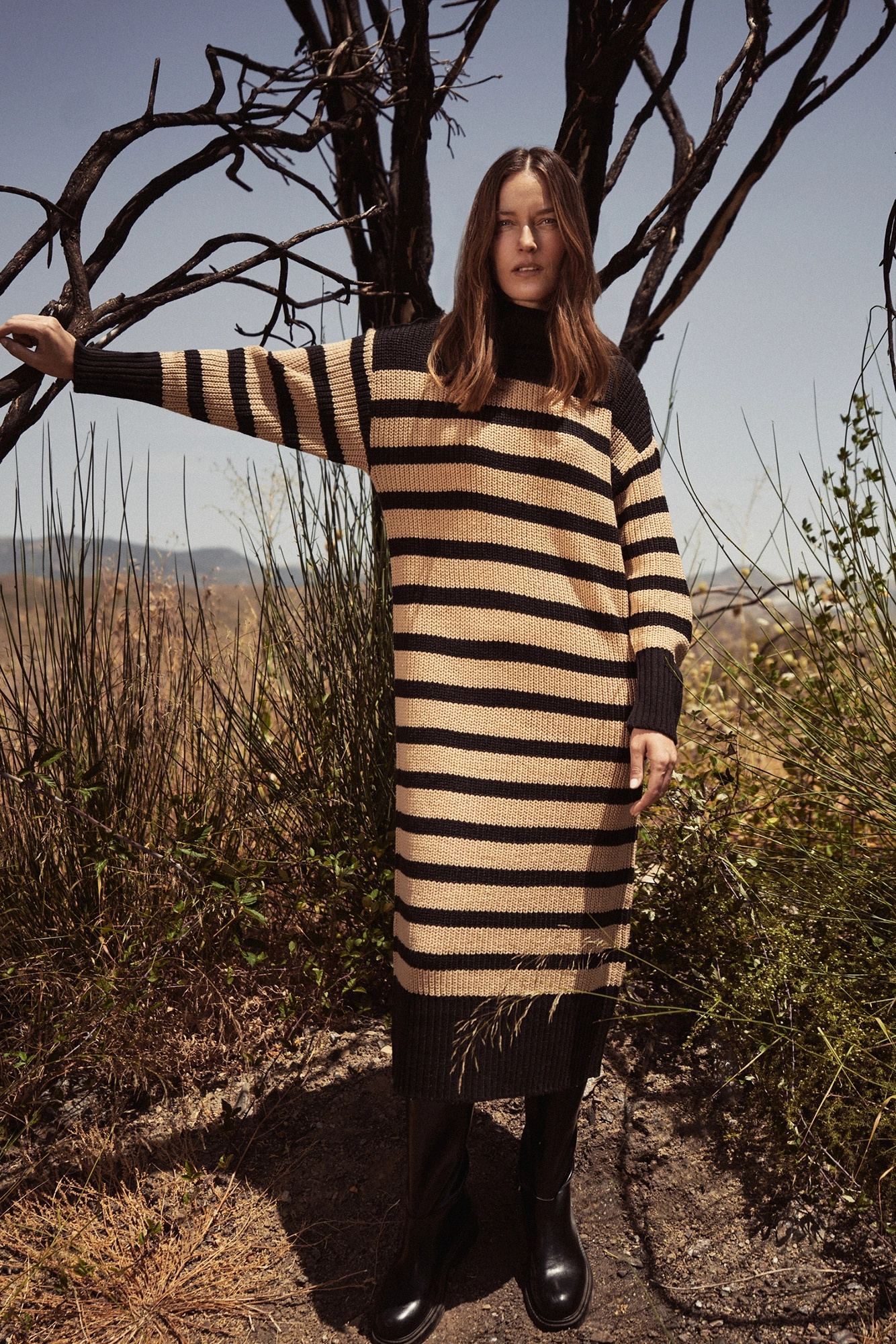 Dzianinowa sukienka w paski z golfem czarna