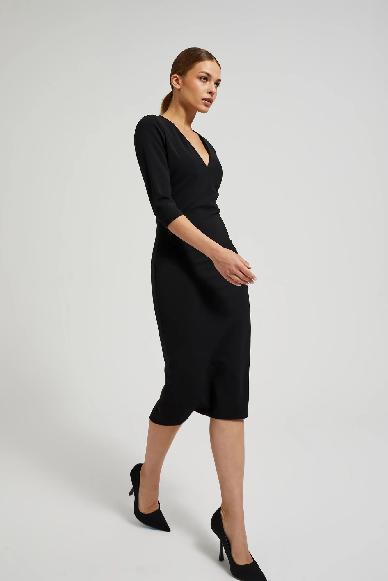 Gładka sukienka z dekoltem w serek czarna