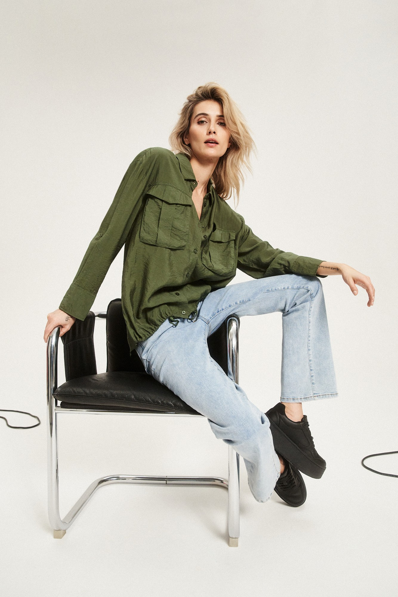 Koszula z kieszeniami i wywijanymi rękawami khaki