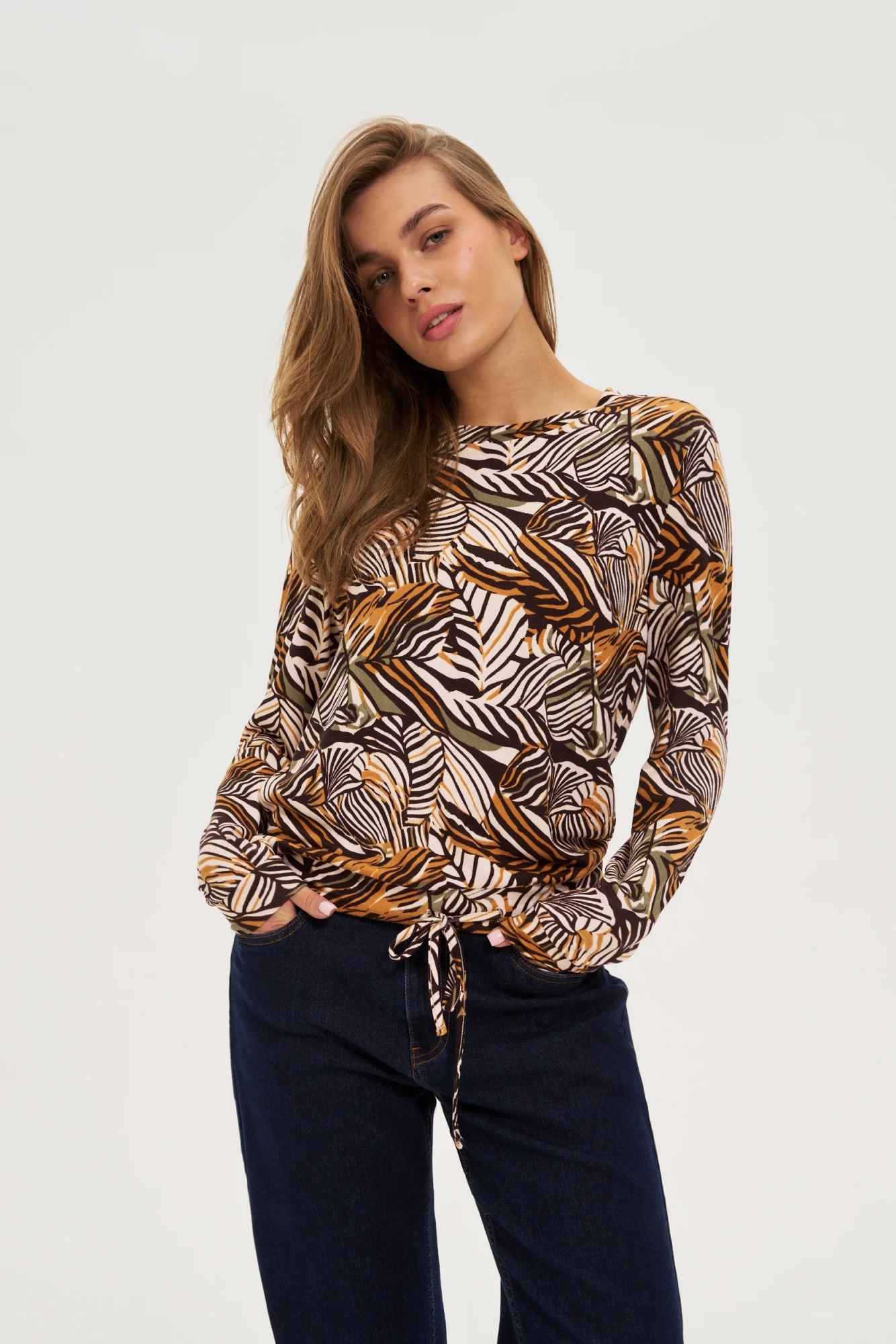 Sweter w roślinny wzór beżowy