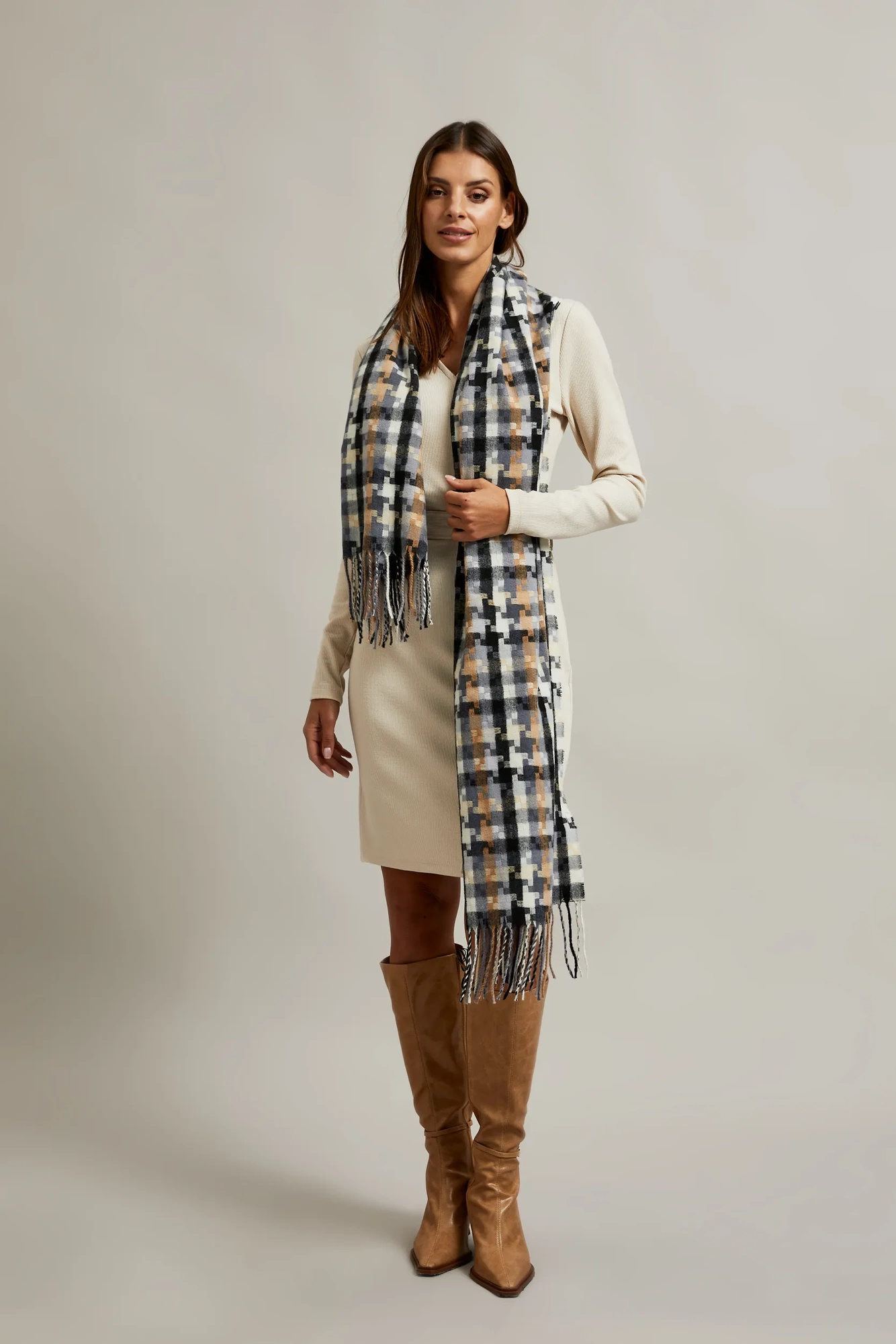 Ciepły szalik w kratę szary