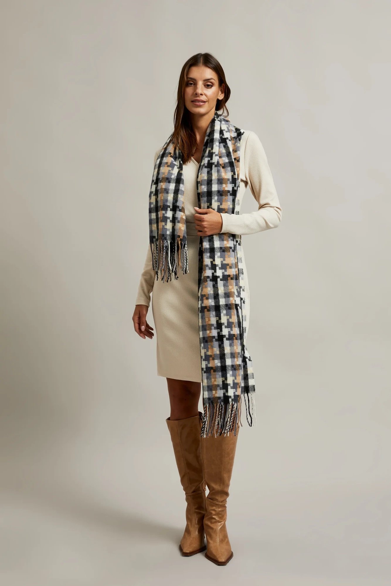 Ciepły szalik w kratę szary