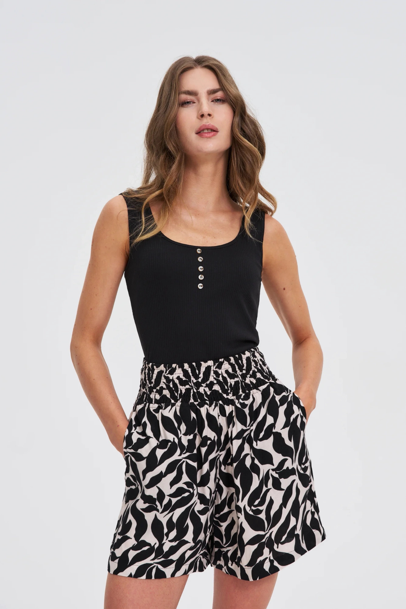 Prążkowany top z guzikami czarny