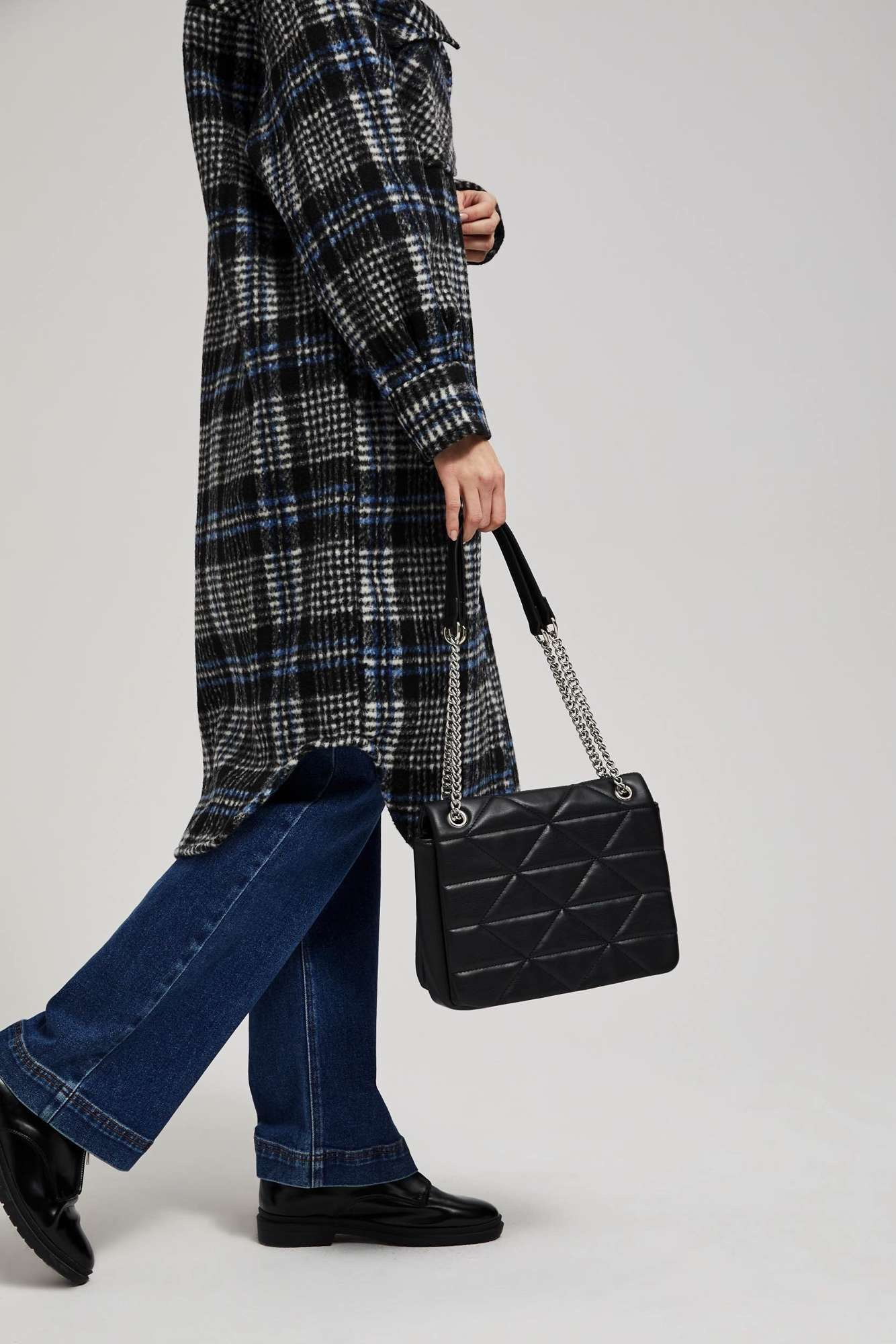 Pikowana torebka z regulowanym uchwytem czarna