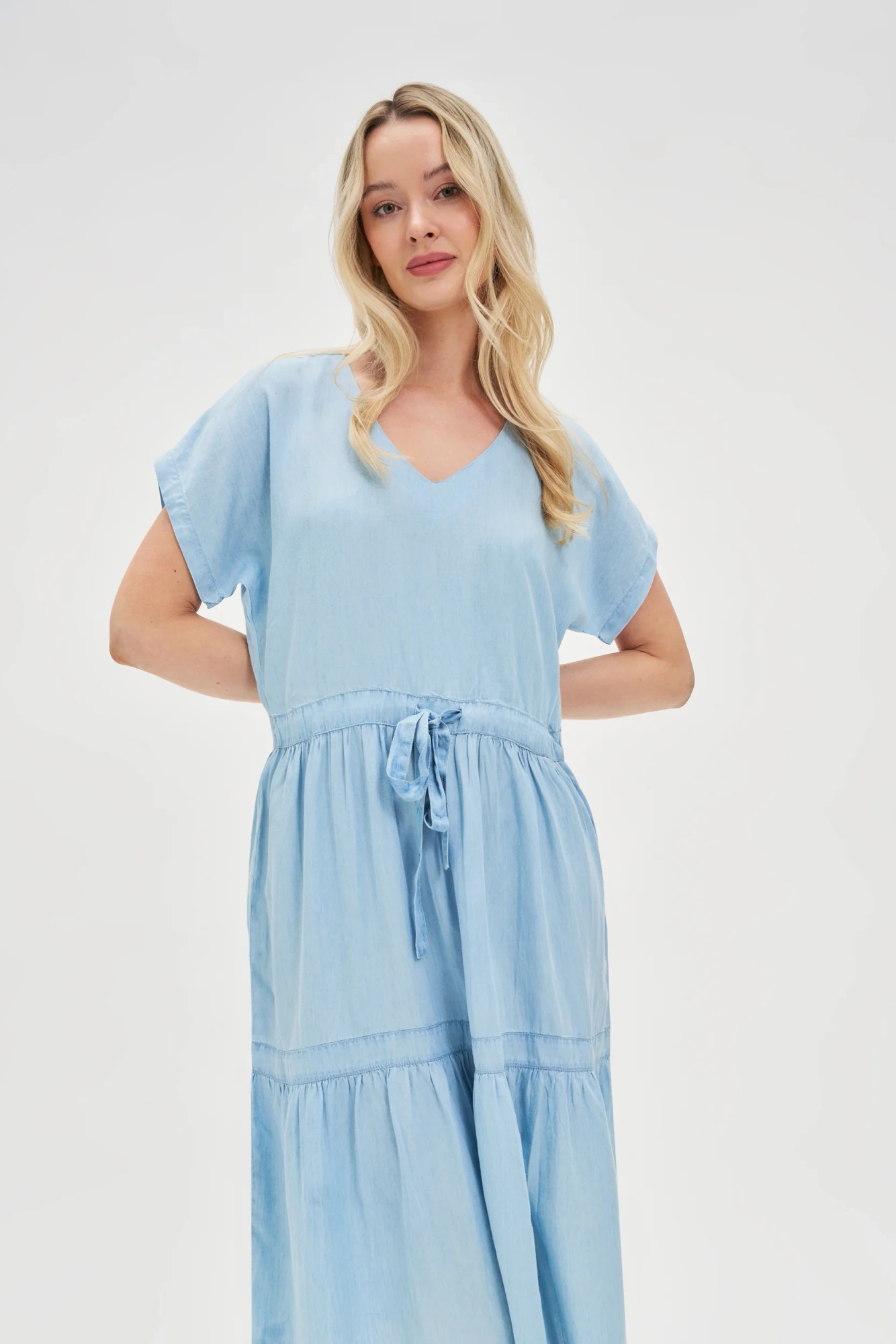 Sukienka midi z lyocell błękitna