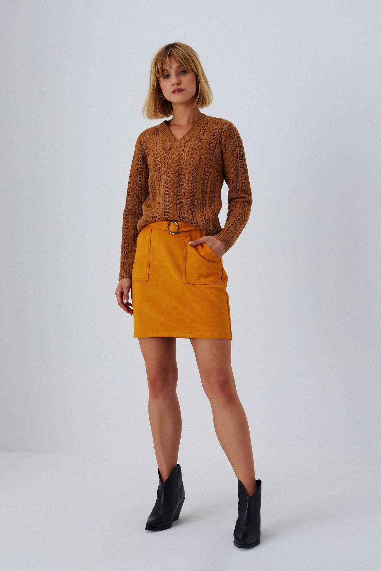 Trapezowa spódnica z kieszeniami