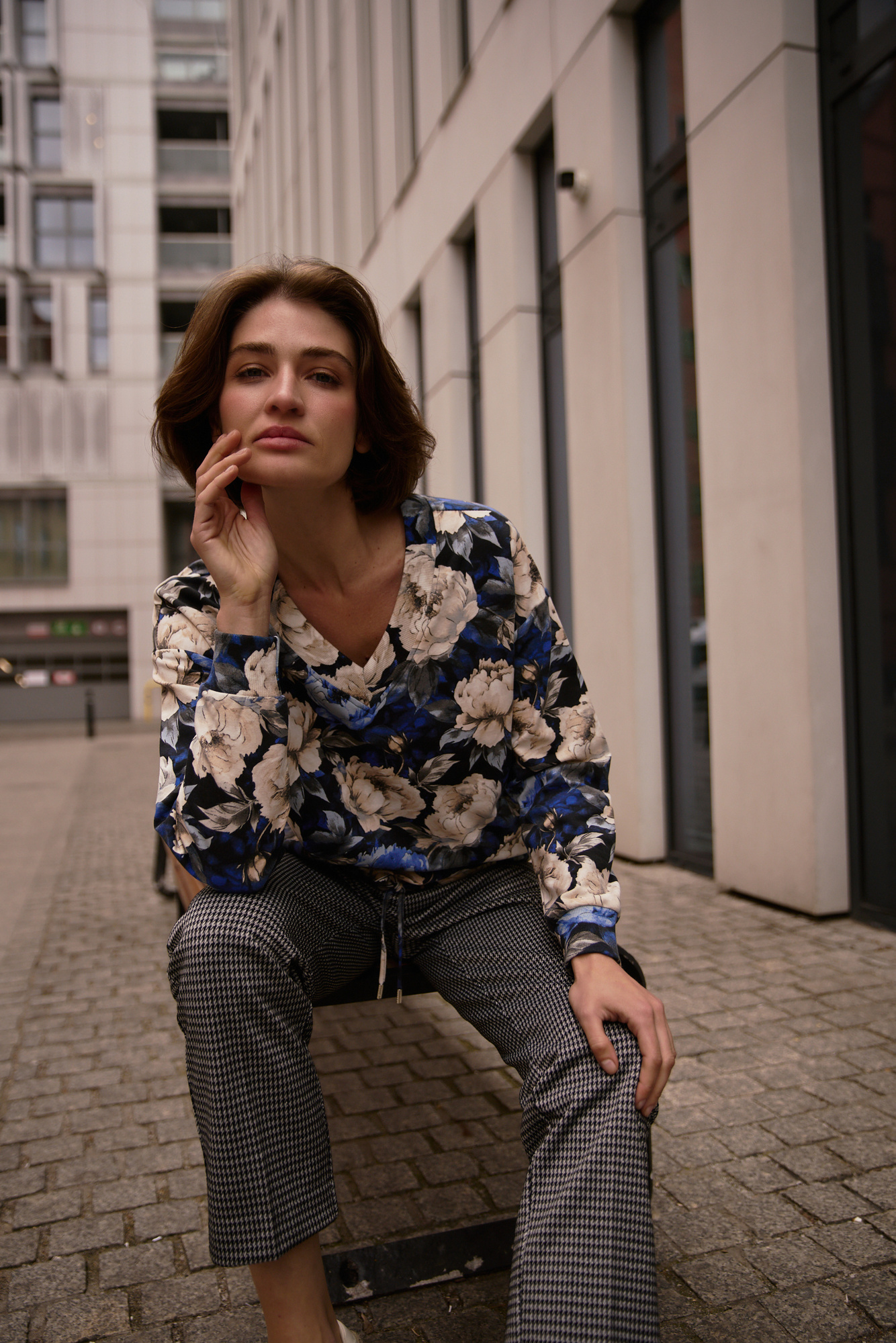 Bluza w kwiaty z dekoltem w serek czarna