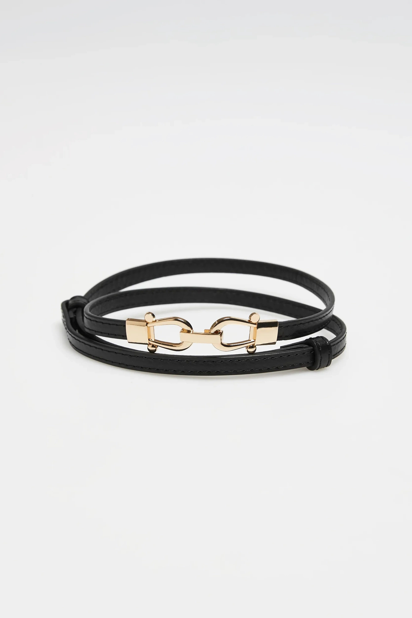 Cienki pasek z klamrą w kolorze złotym czarny