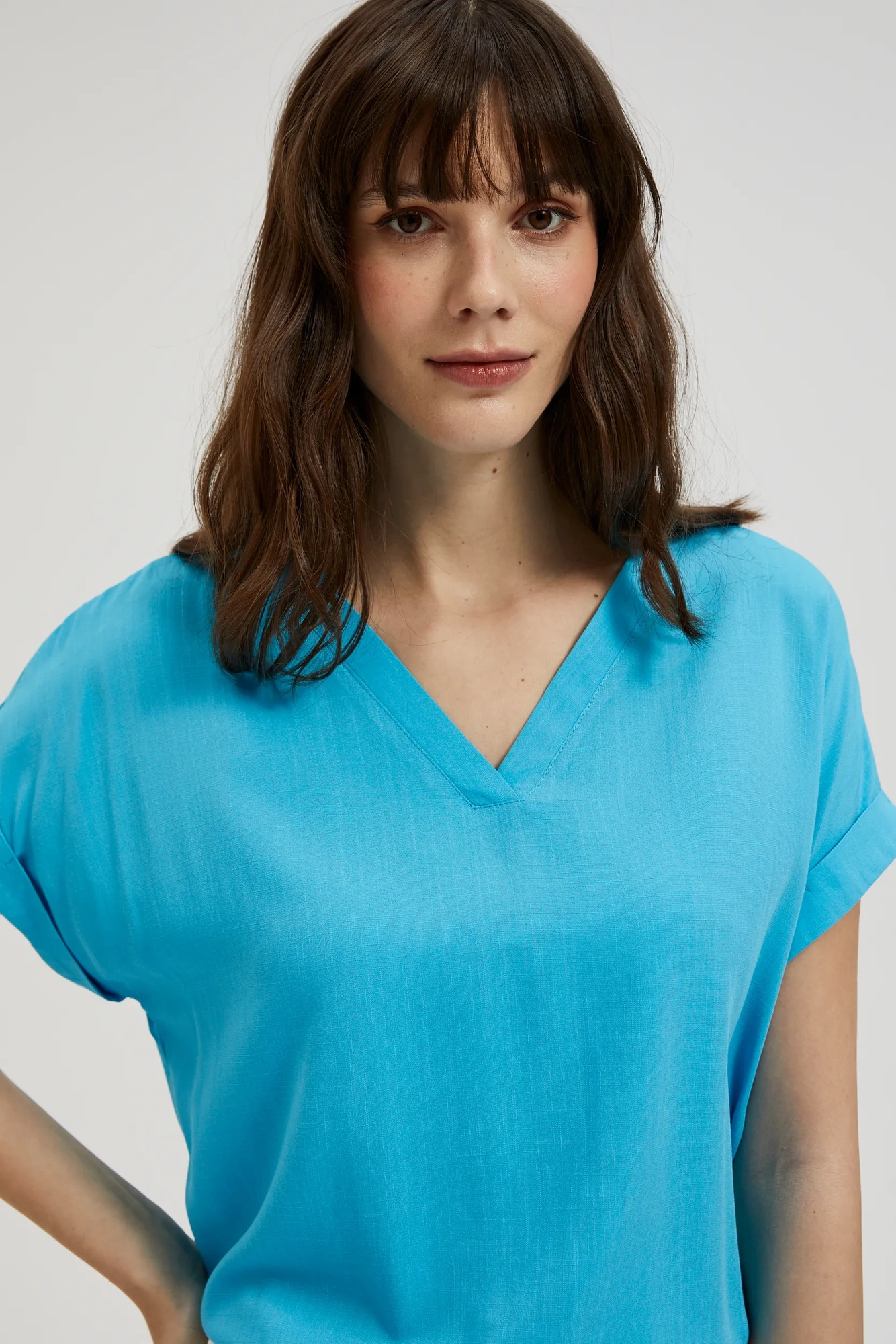 Wiskozowa koszula z dekoltem w serek niebieska