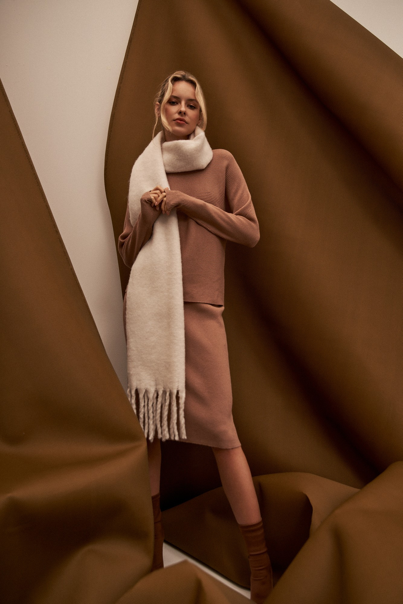 Ołówkowa spódnica kawowa