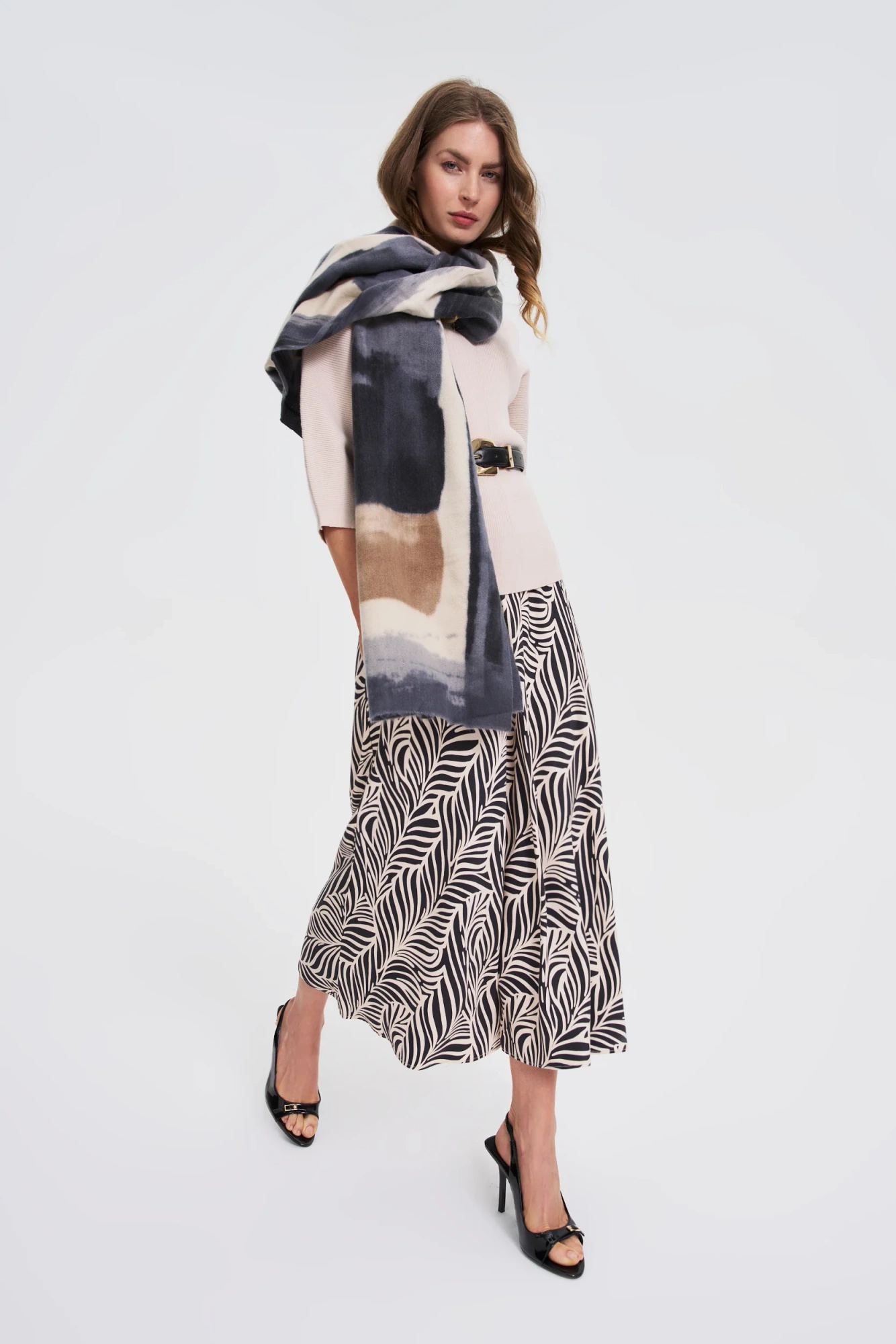 Wzorzysty szal ciemnoszary