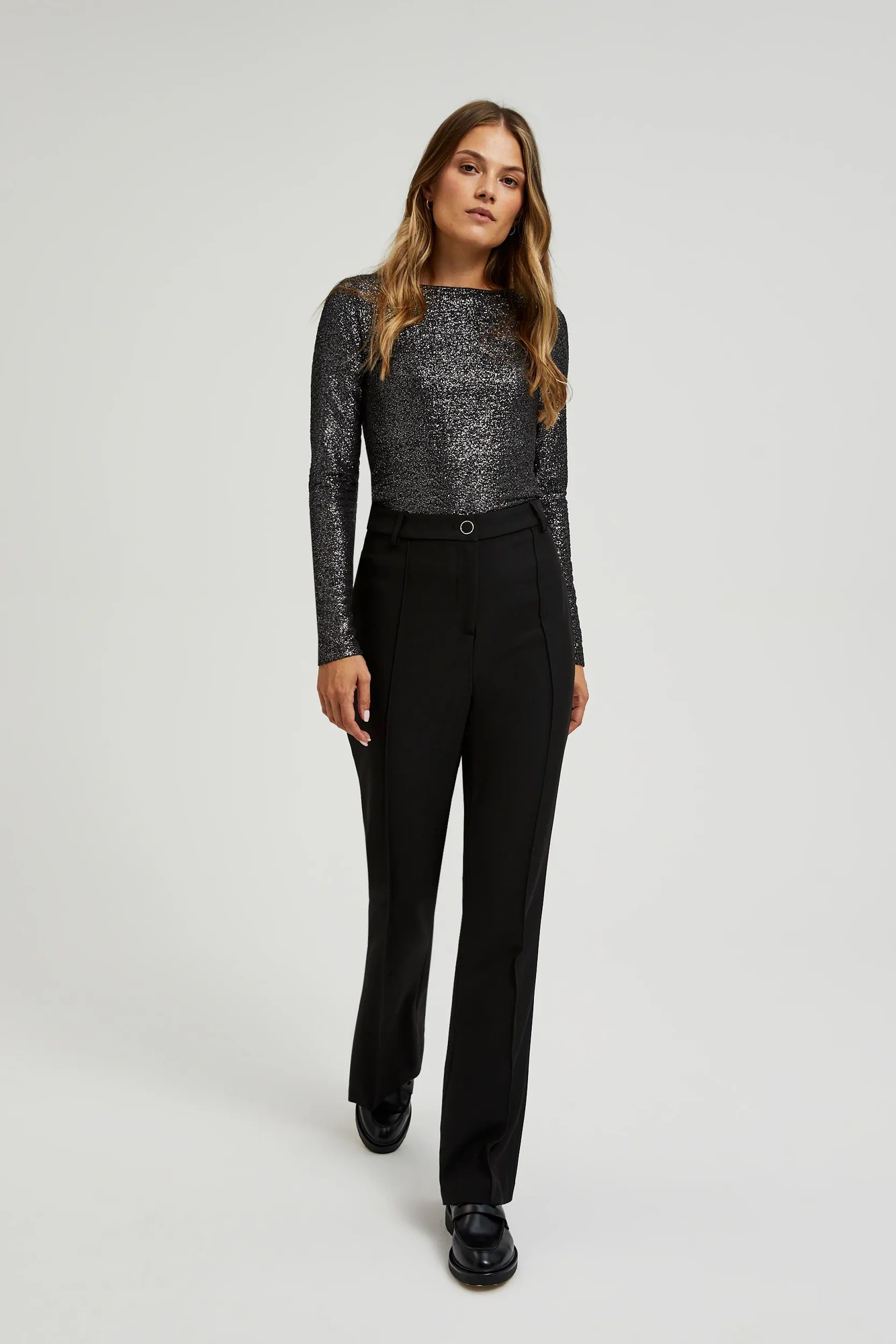 Spodnie z kantem i prostymi nogawkami czarne