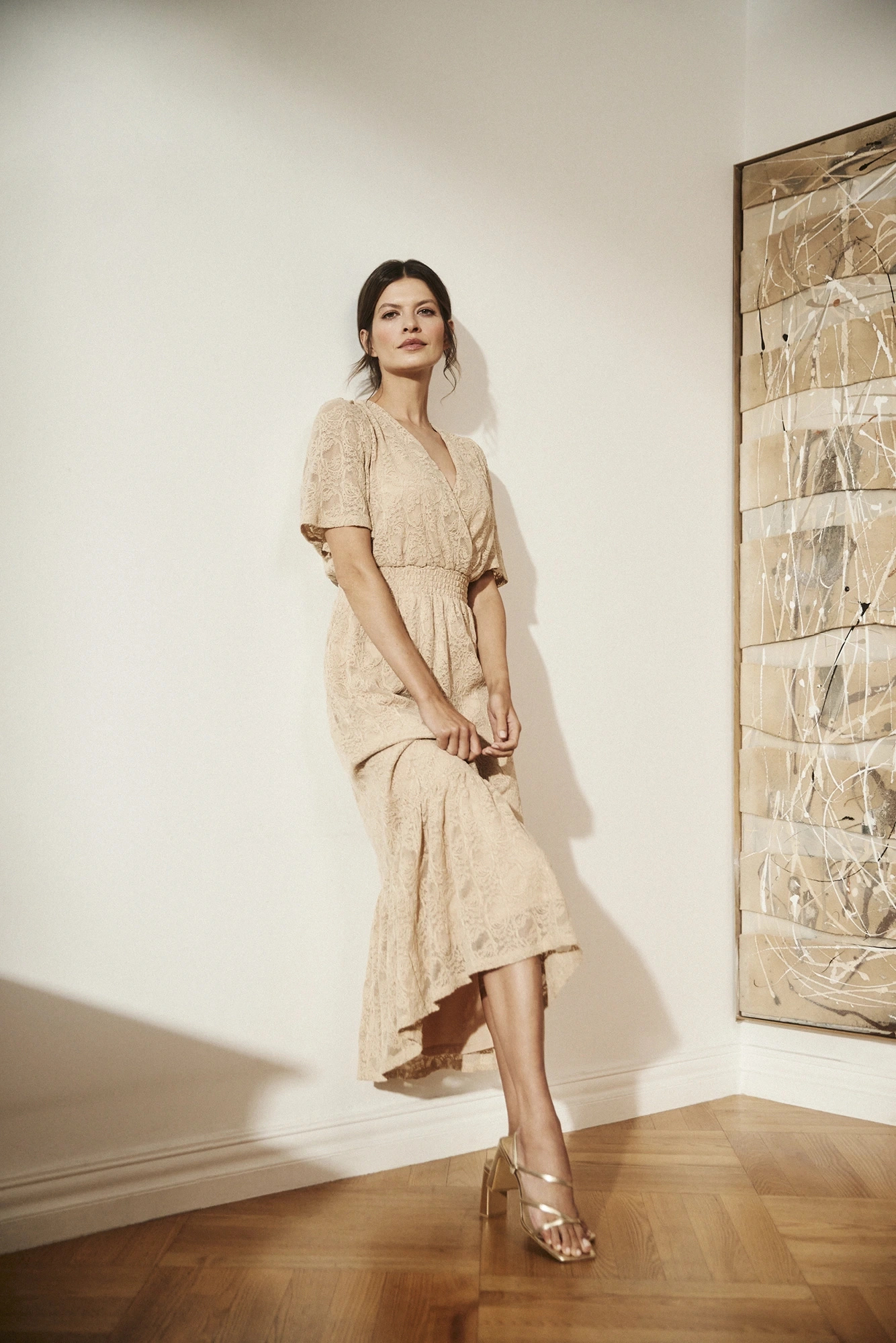 Koronkowa sukienka midi beżowa