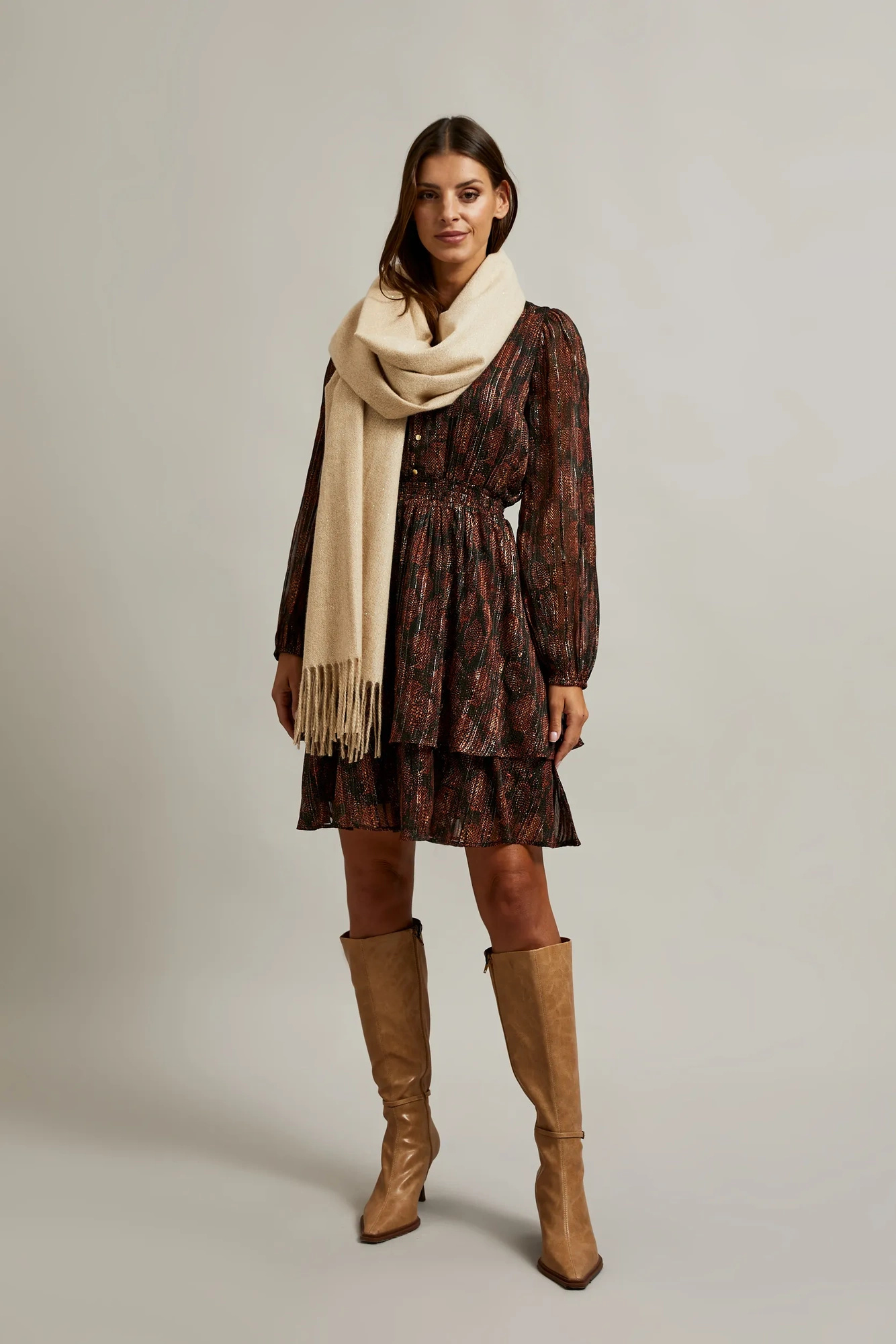 Gładki szalik beżowy z frędzlami